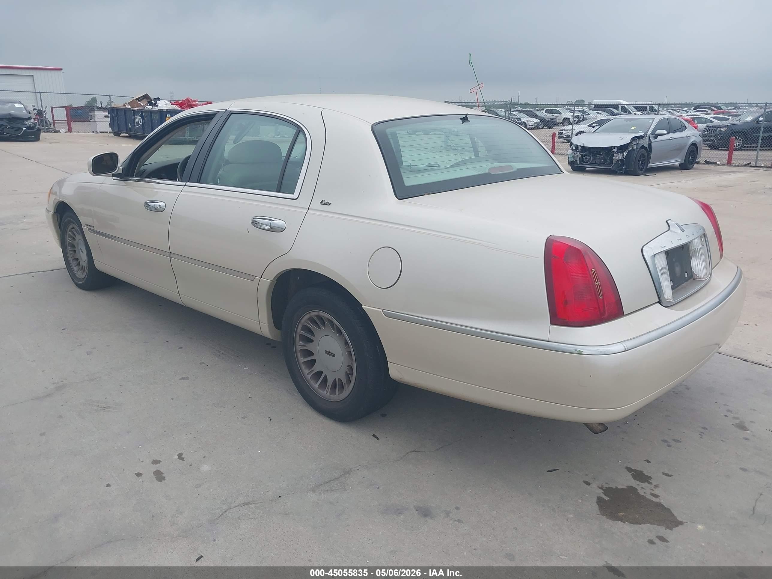 LINCOLN TOWN image 3