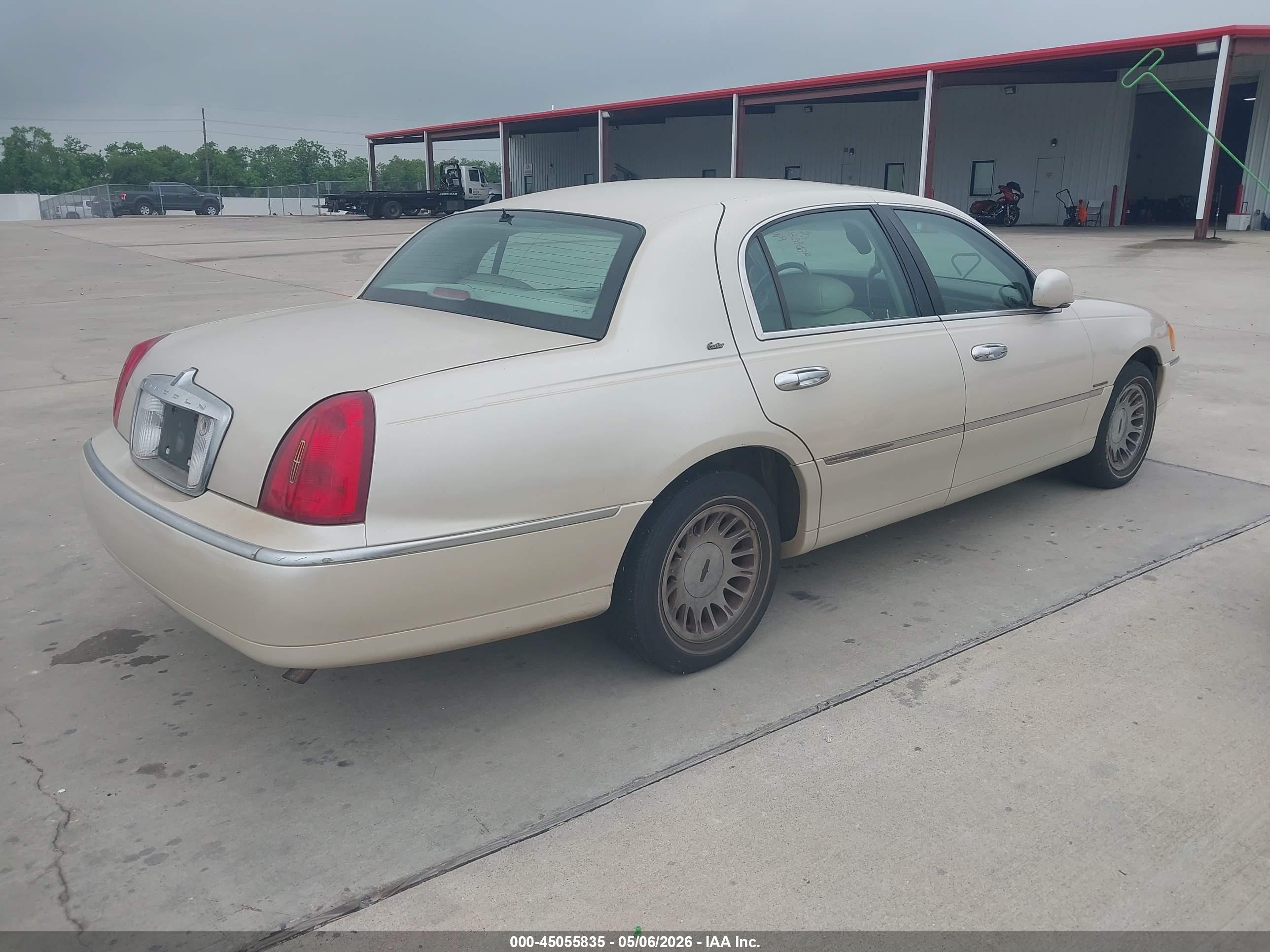 LINCOLN TOWN image 4