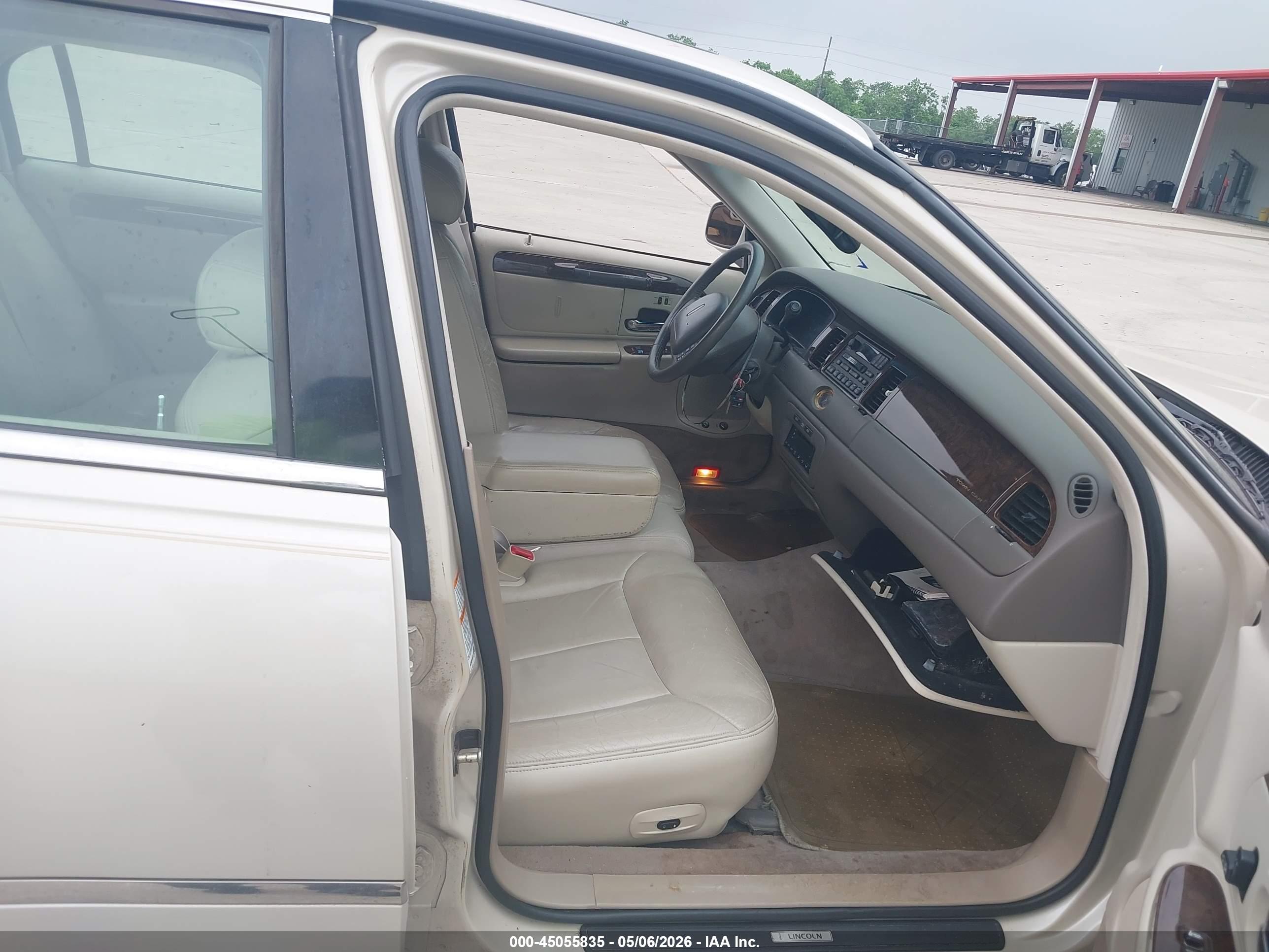 LINCOLN TOWN image 5