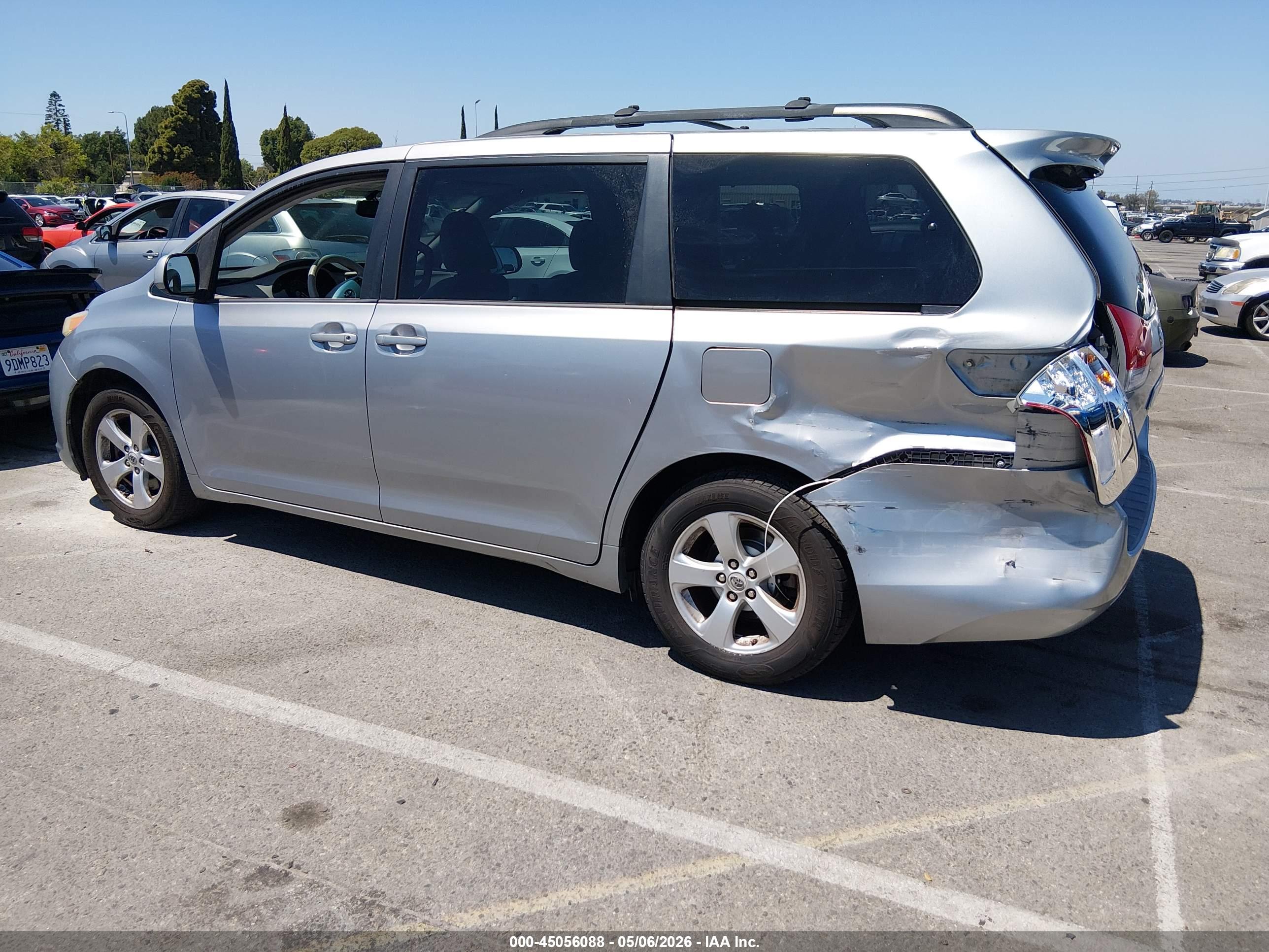 TOYOTA SIENNA image 3