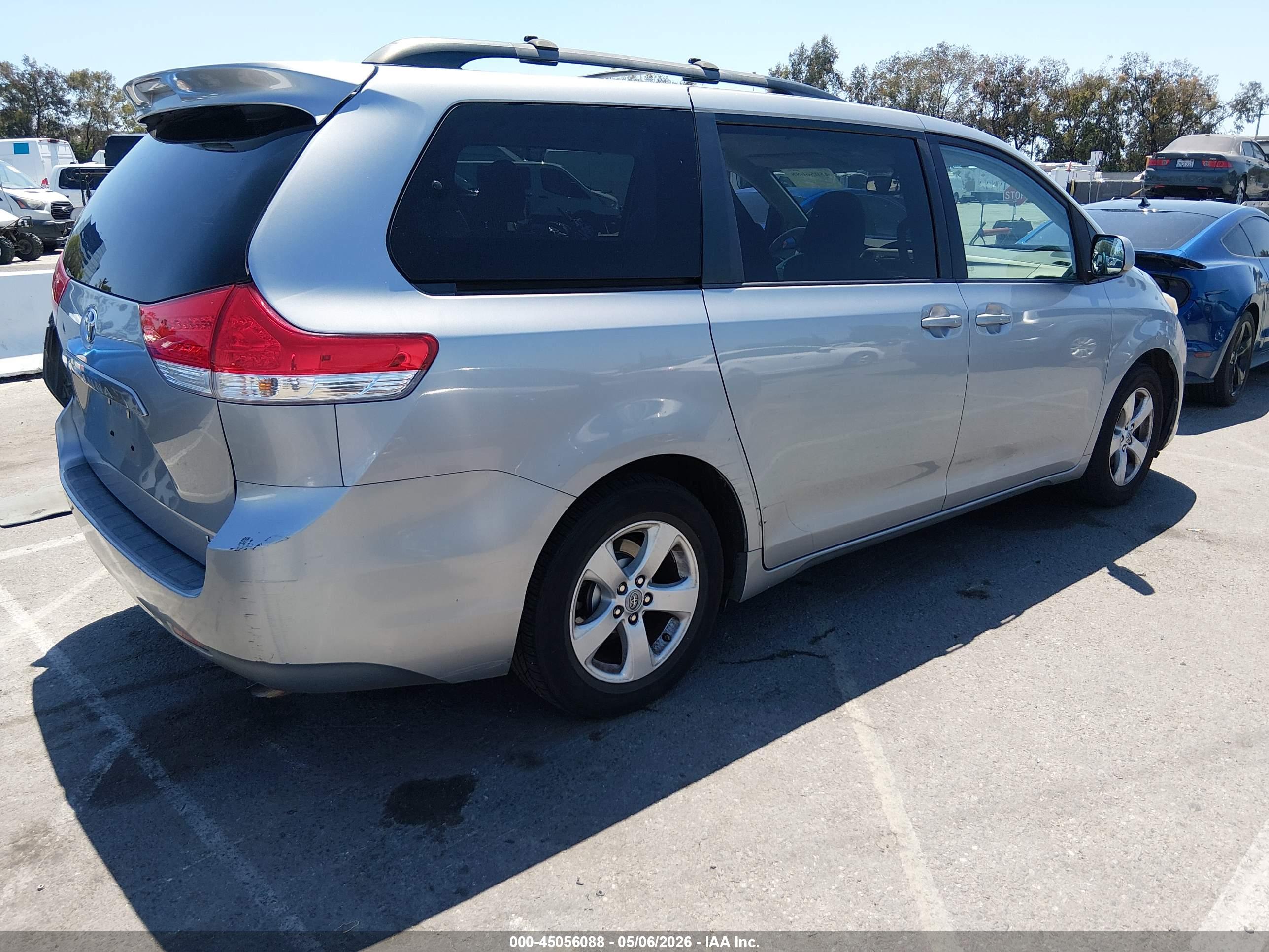 TOYOTA SIENNA image 4