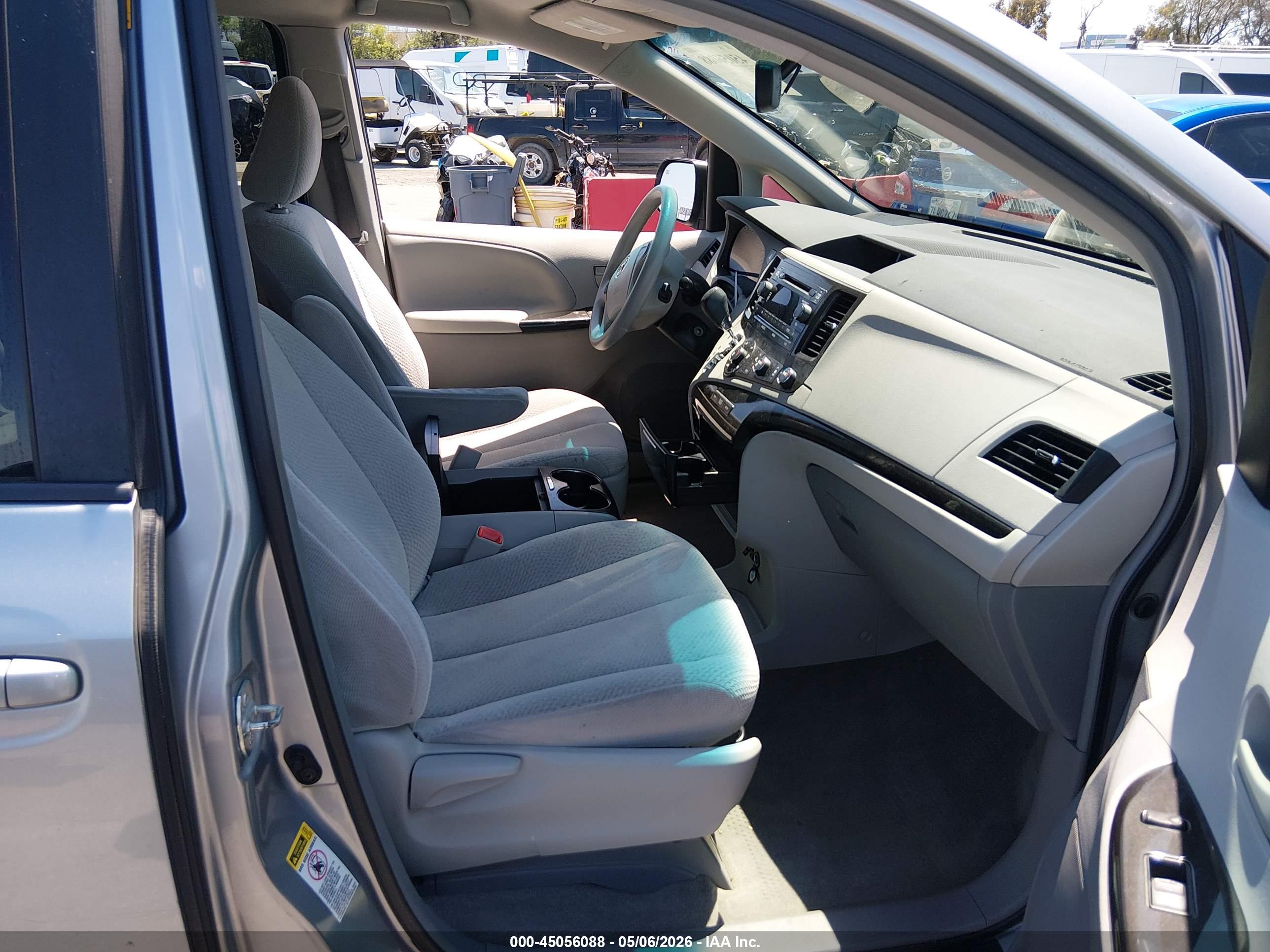 TOYOTA SIENNA image 5