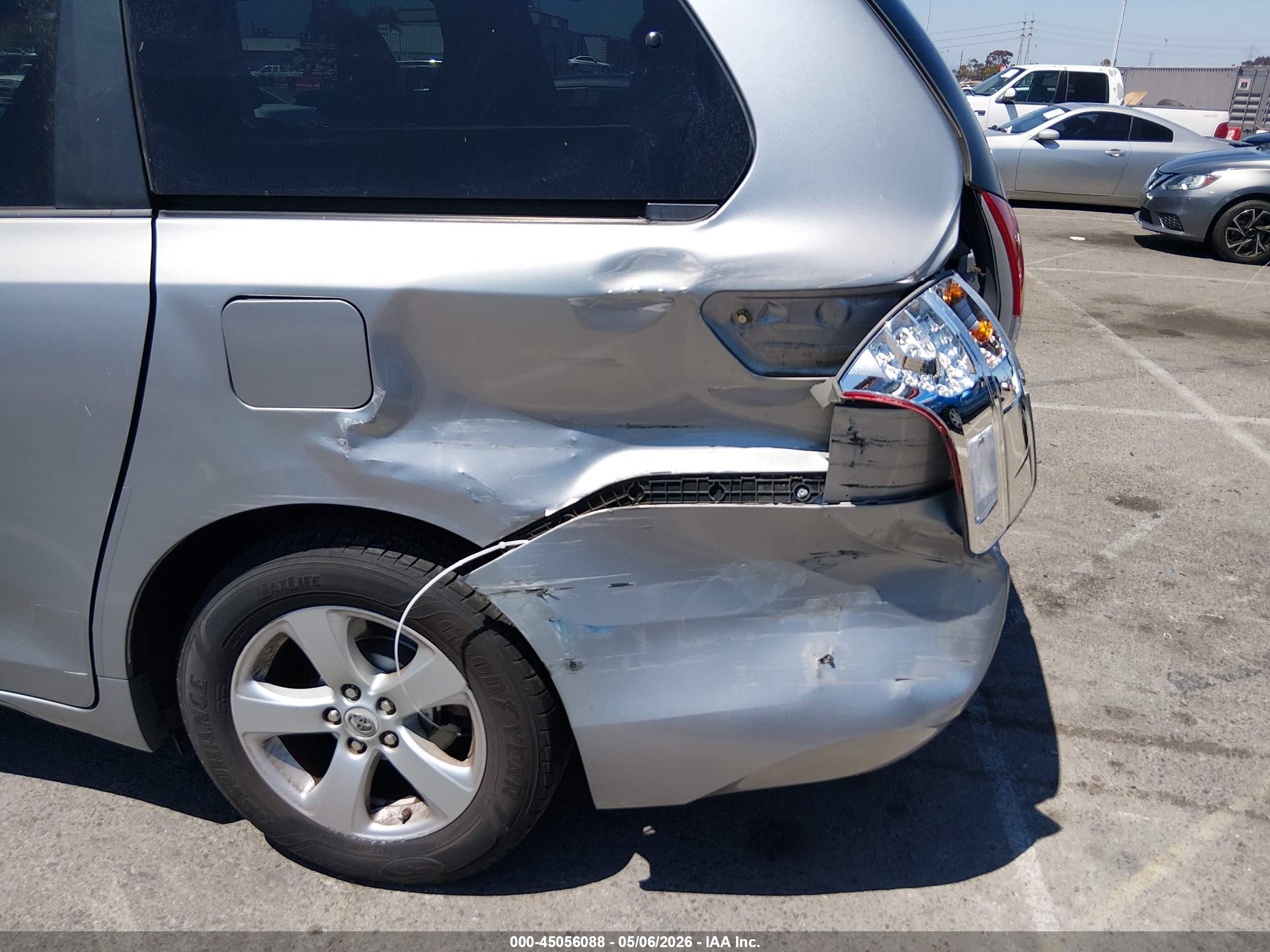 TOYOTA SIENNA image 6