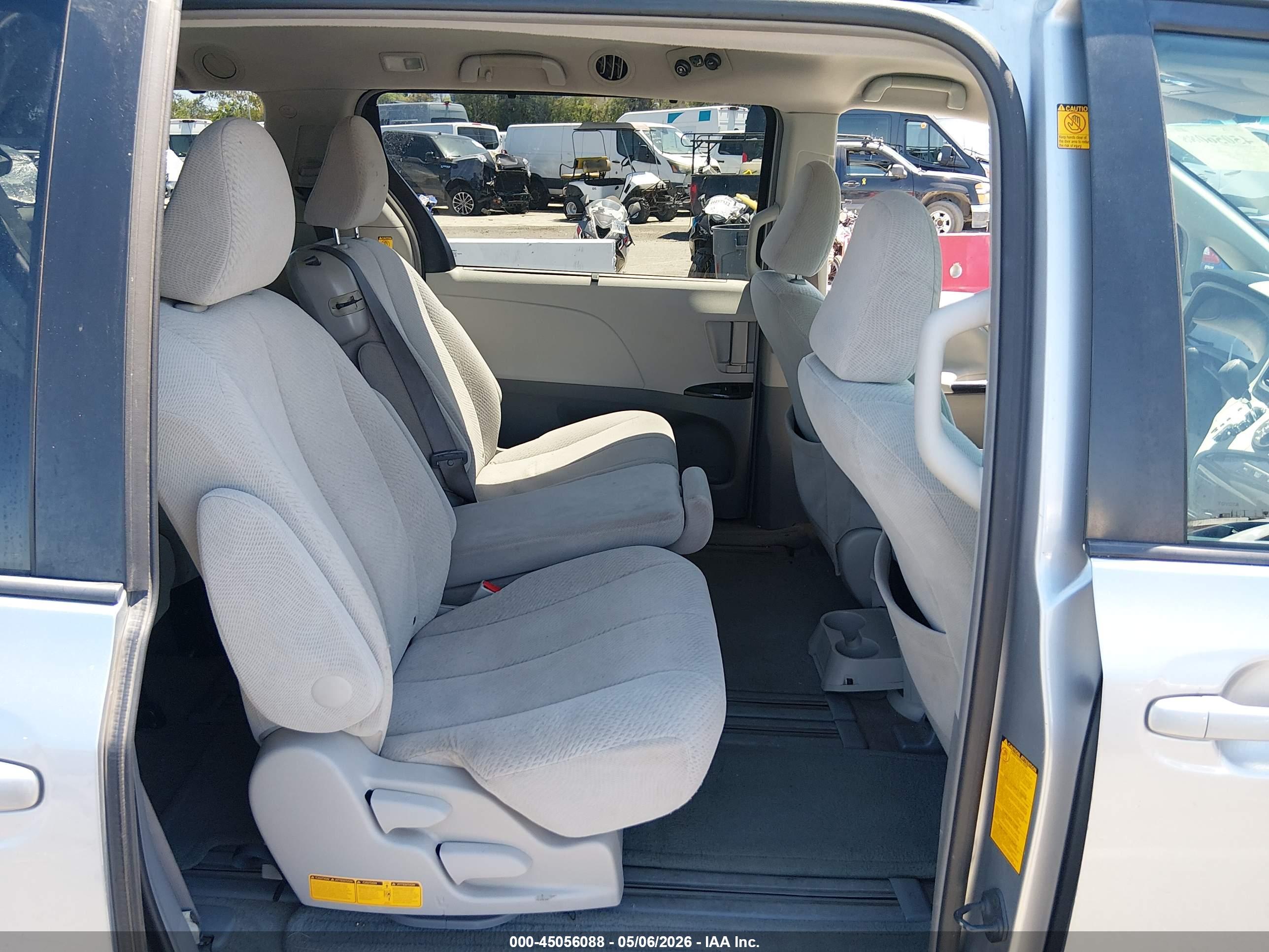 TOYOTA SIENNA image 8