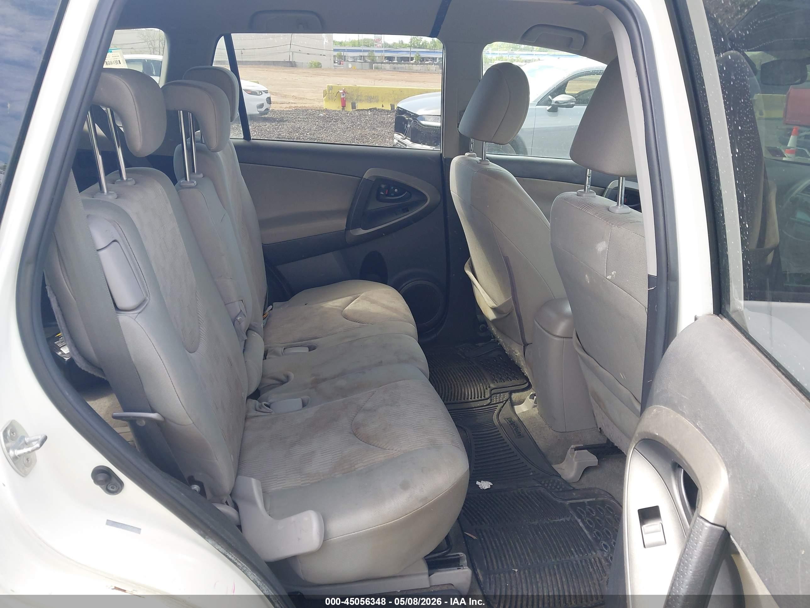 TOYOTA RAV4 image 8