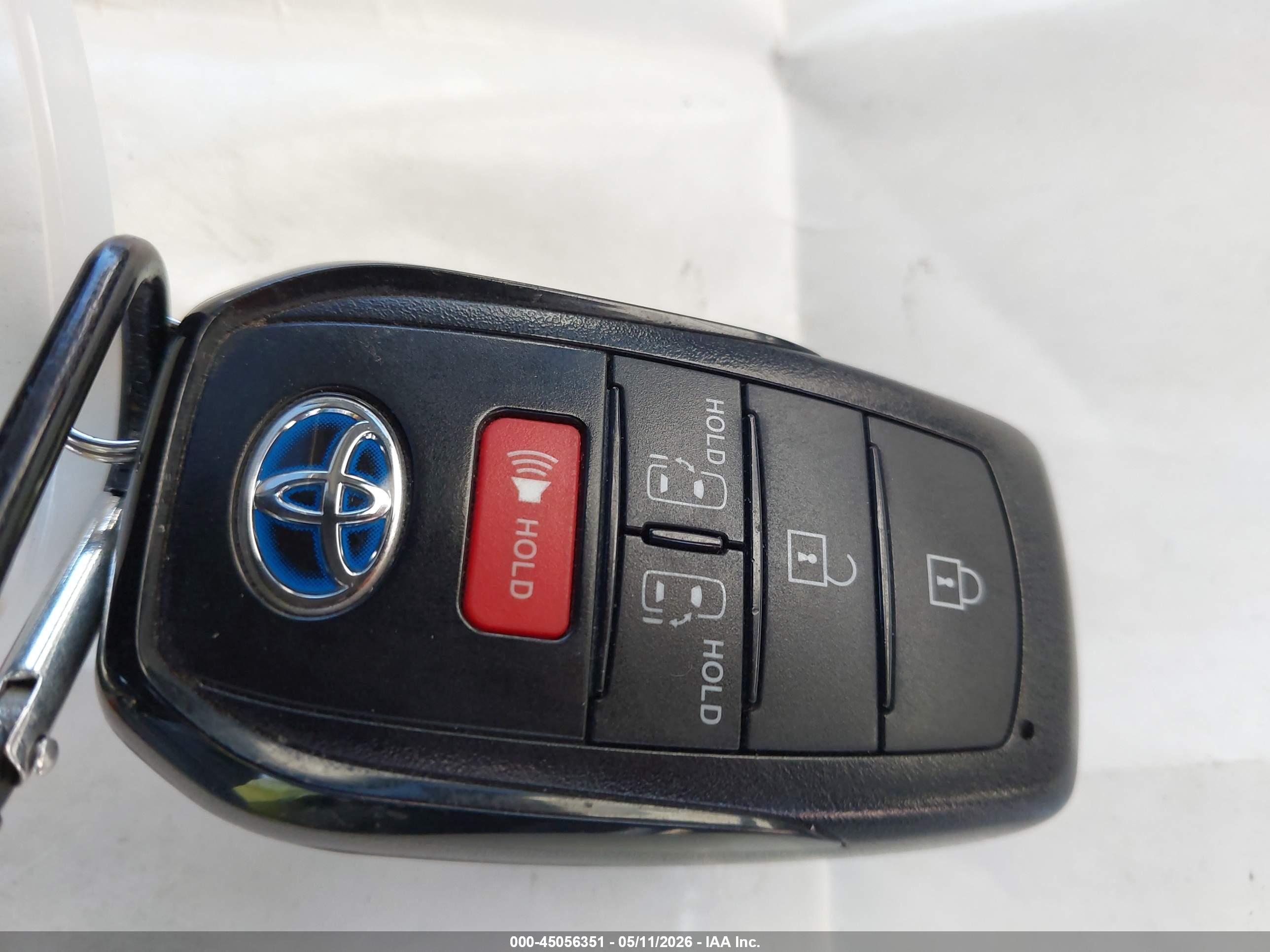 TOYOTA SIENNA image 11