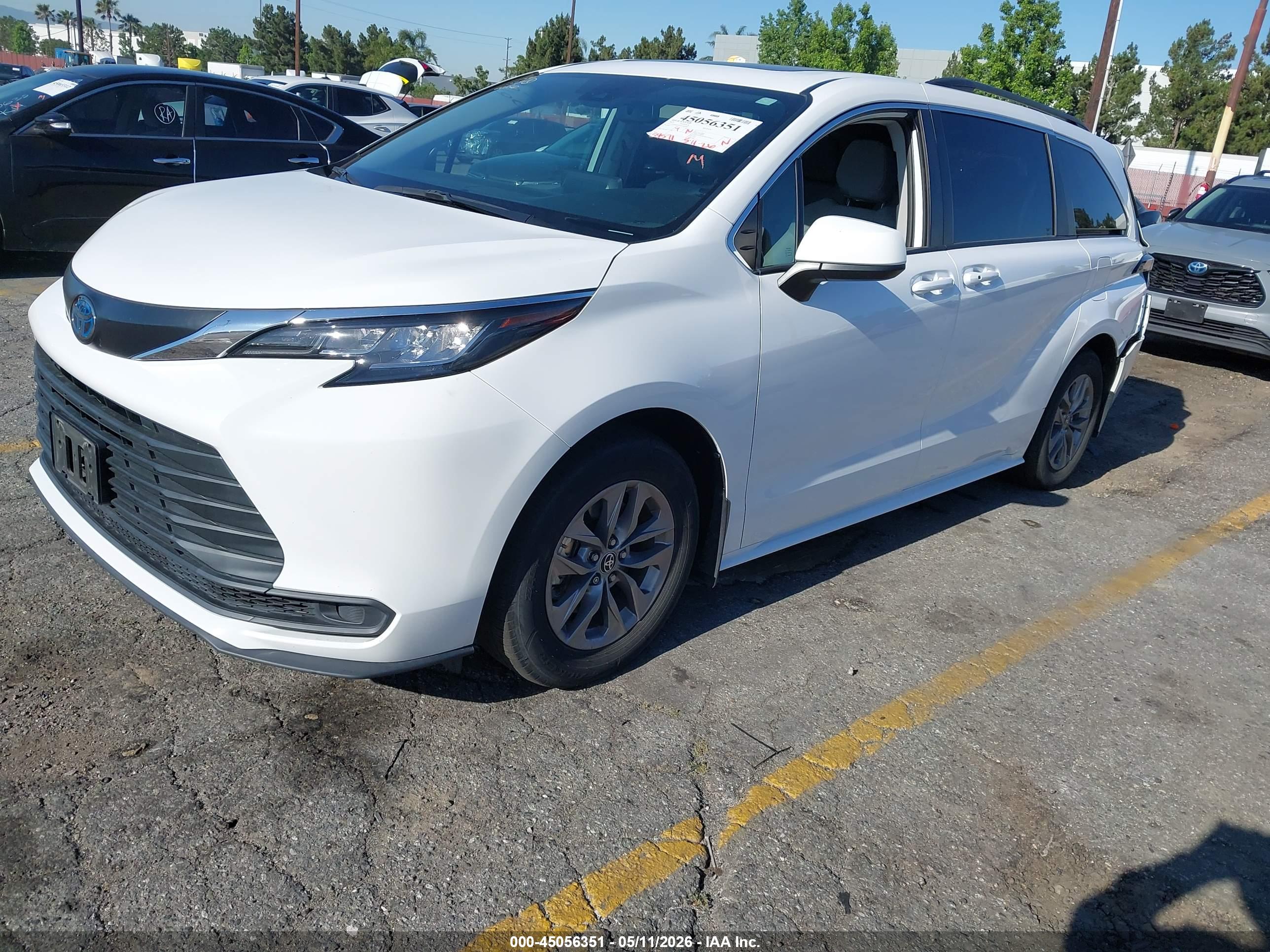TOYOTA SIENNA image 2