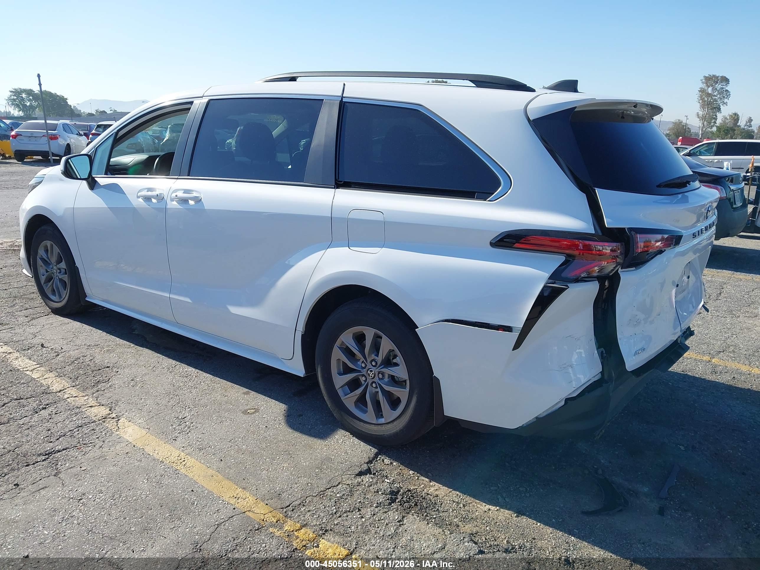 TOYOTA SIENNA image 3