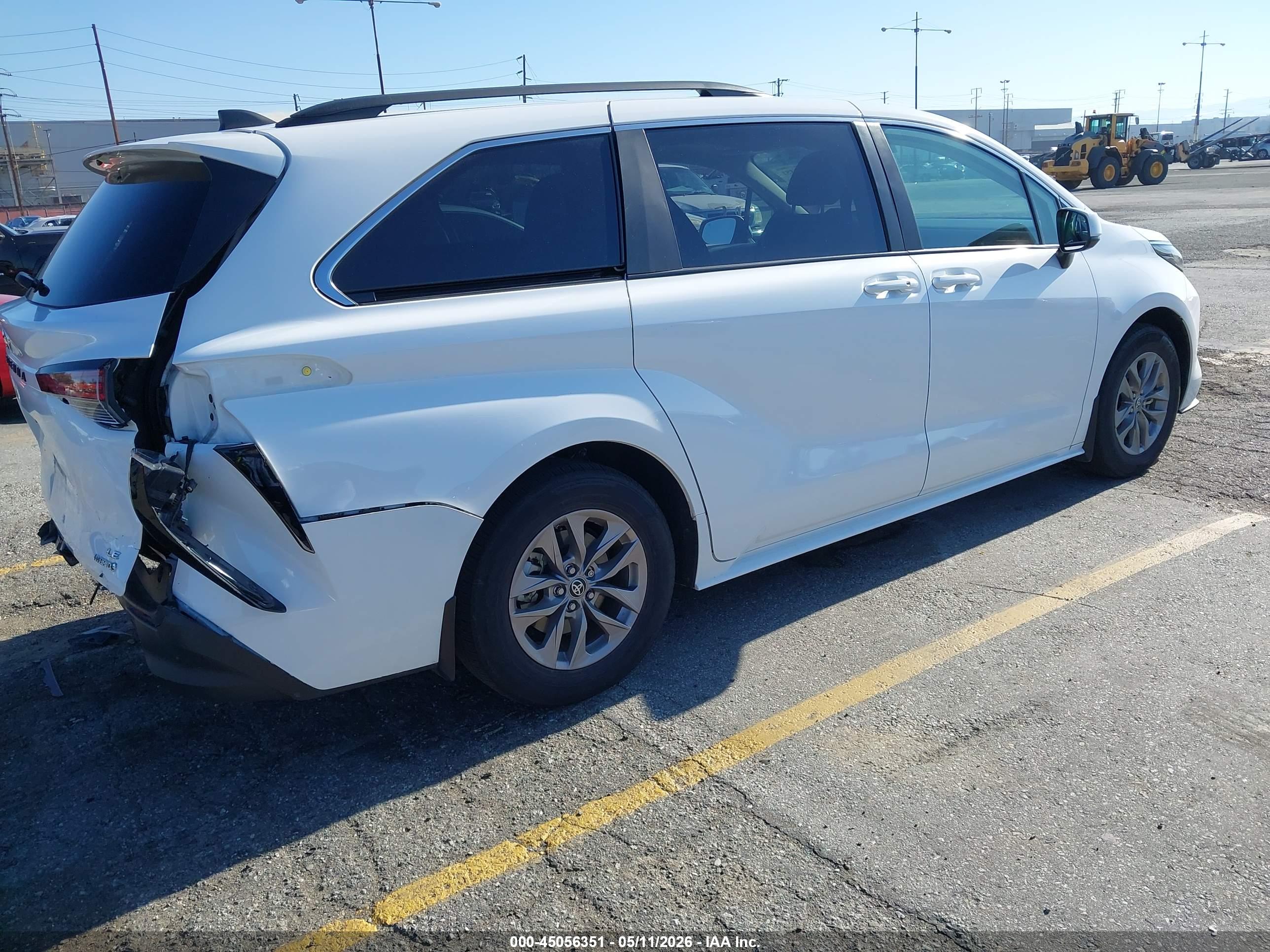 TOYOTA SIENNA image 4
