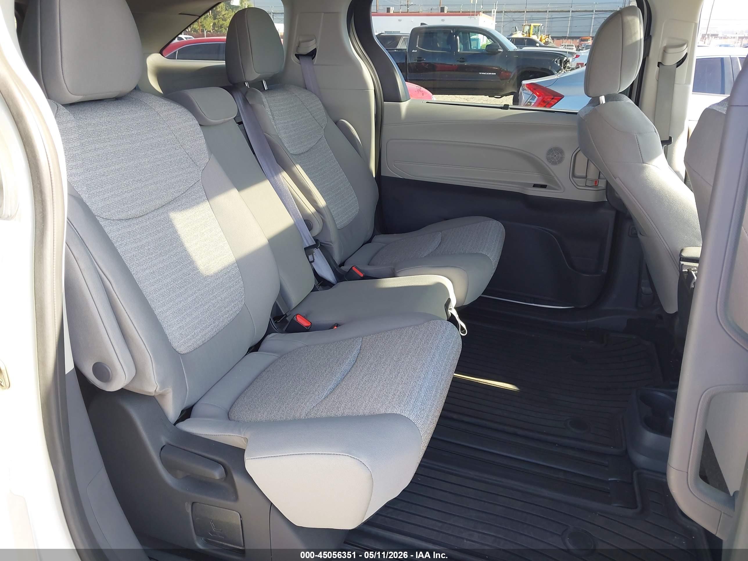 TOYOTA SIENNA image 8