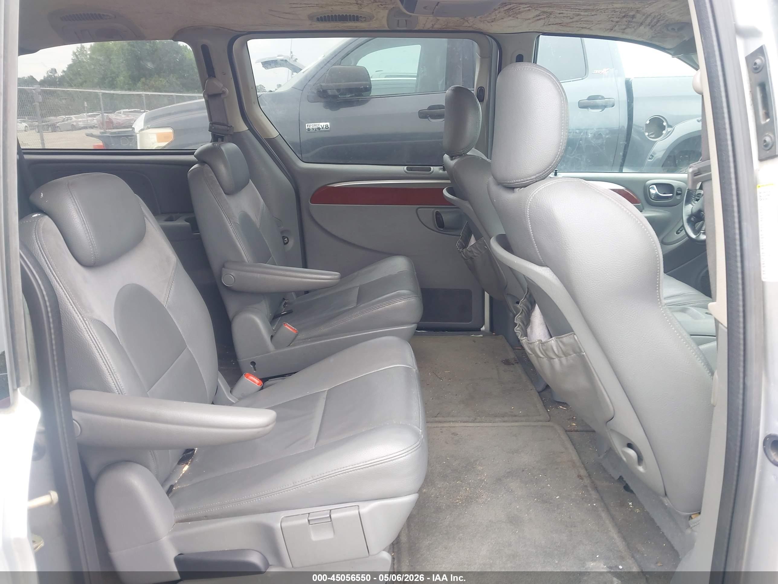 CHRYSLER TOWN image 8