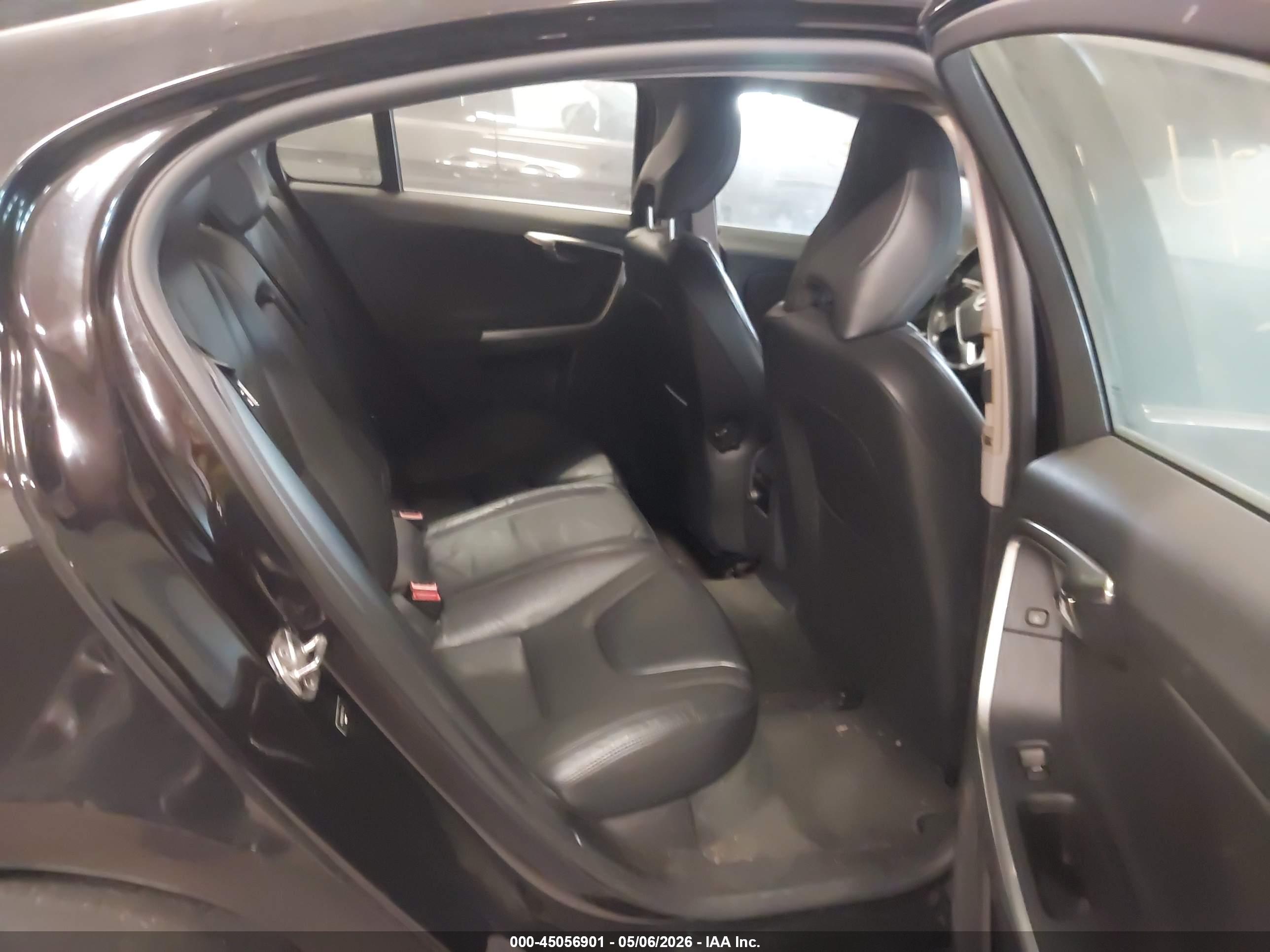 VOLVO S60 image 8