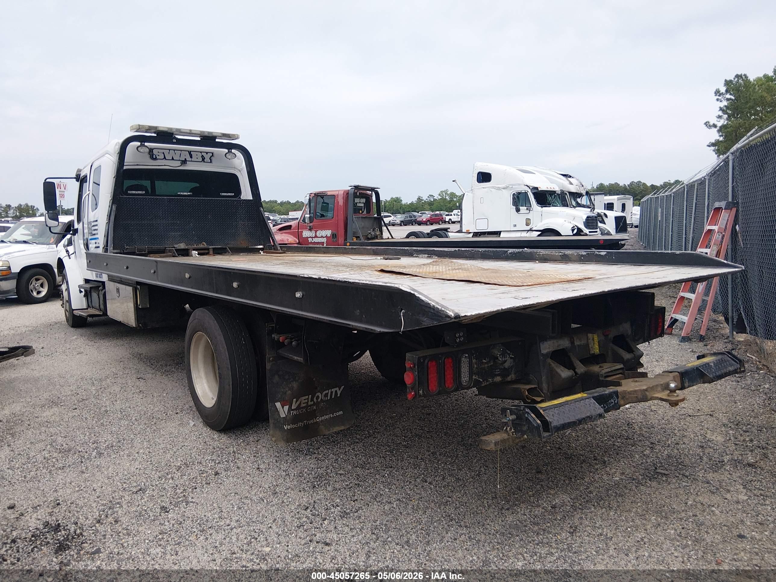 FREIGHTLINER M2 image 3