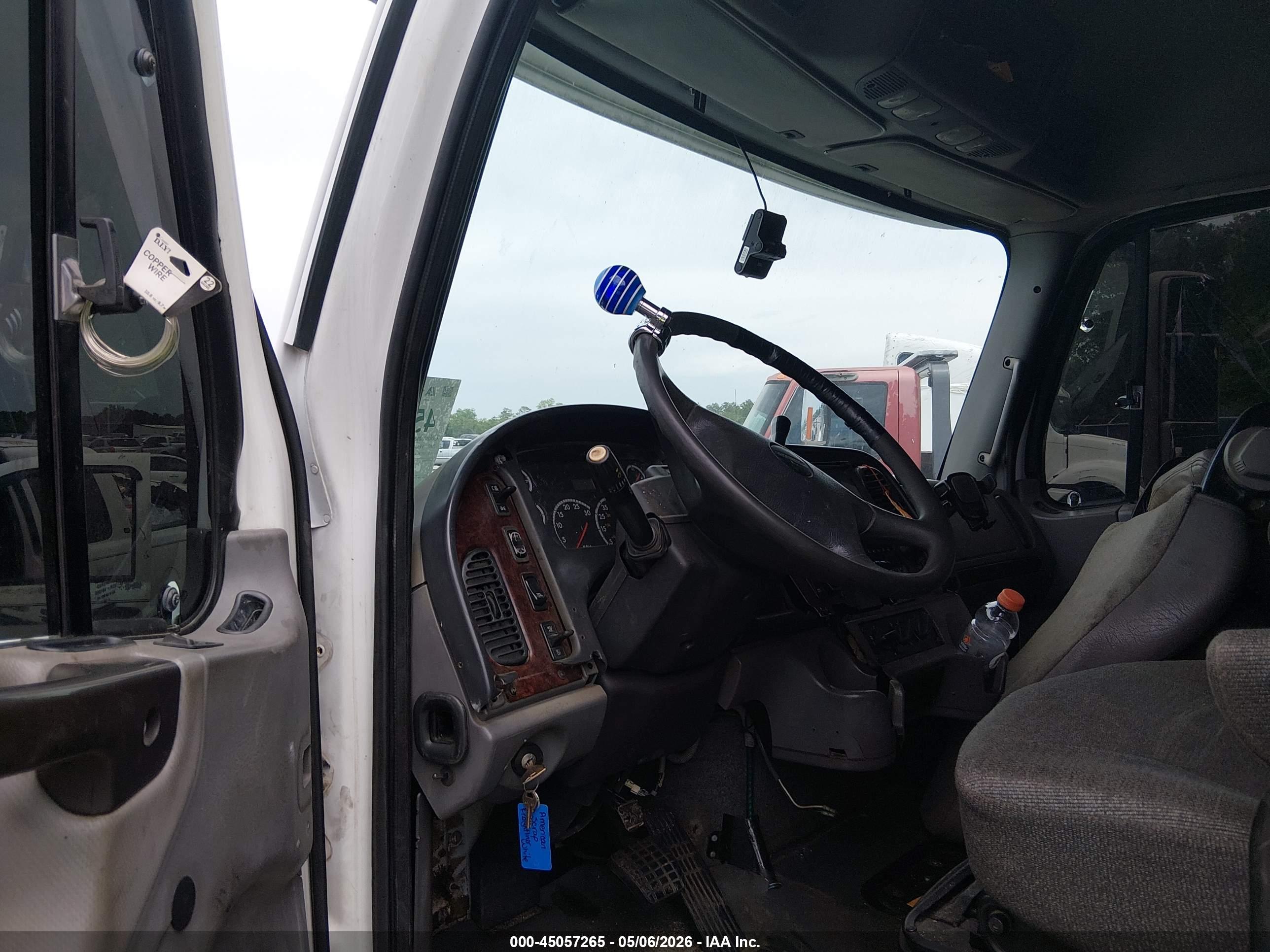 FREIGHTLINER M2 image 8