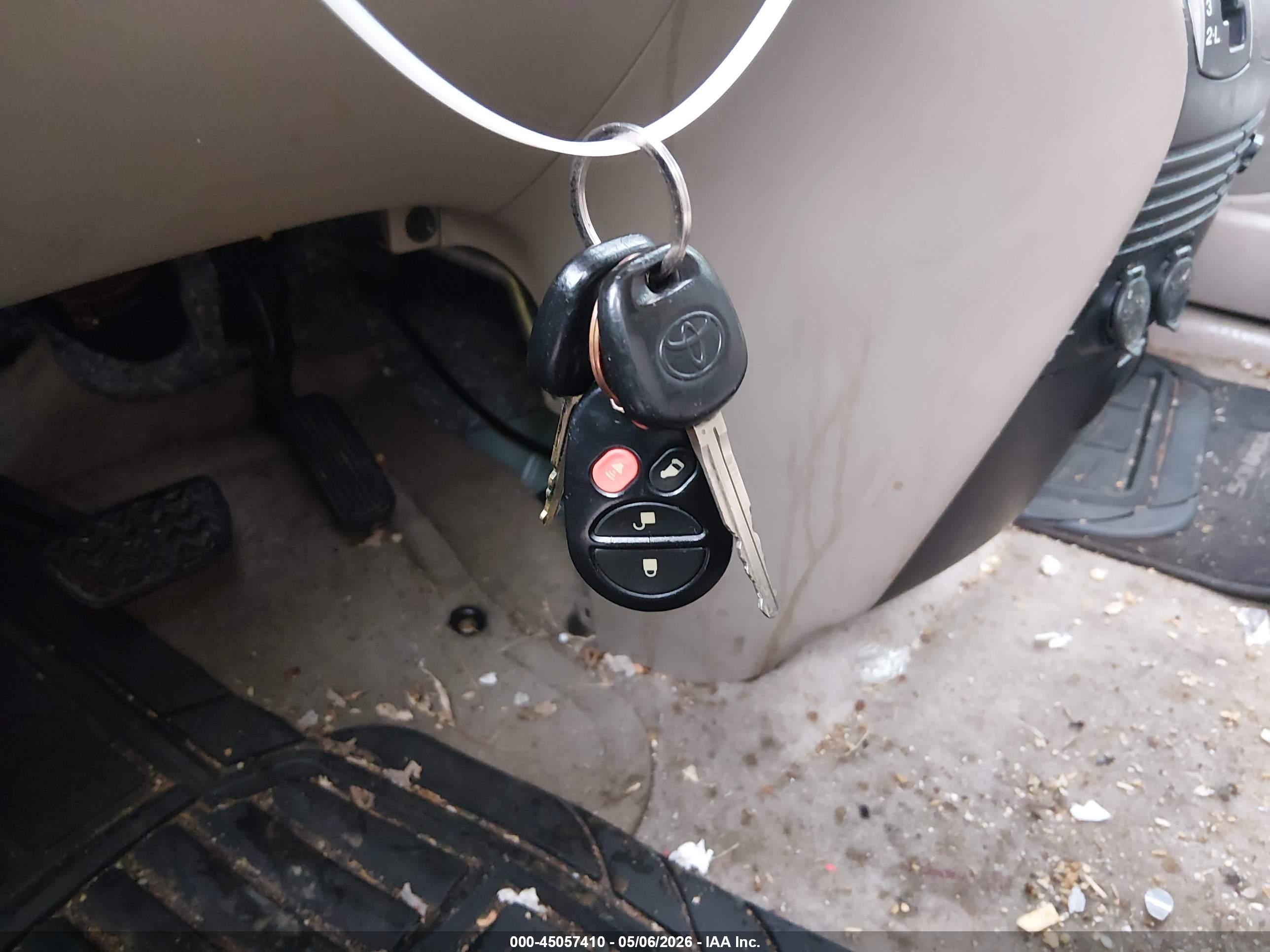 TOYOTA SIENNA image 11