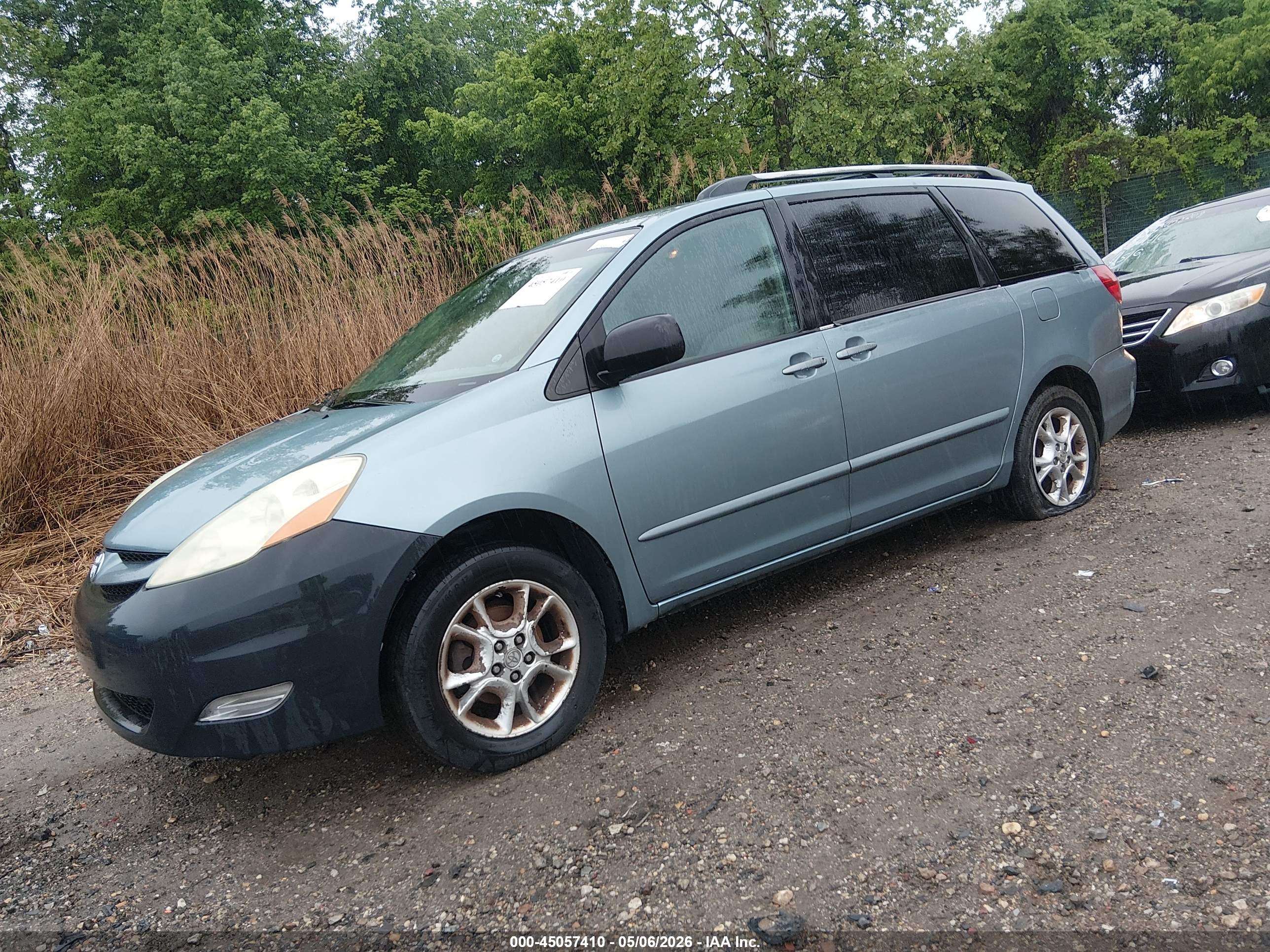 TOYOTA SIENNA image 2