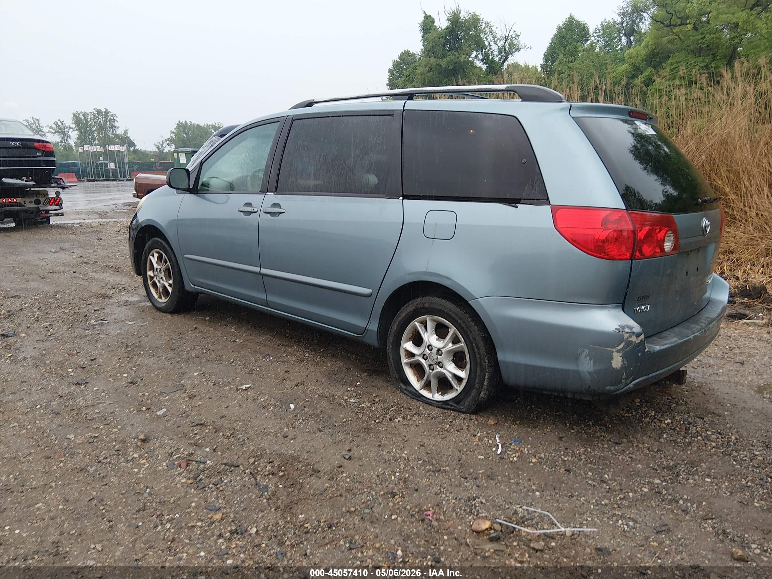 TOYOTA SIENNA image 3