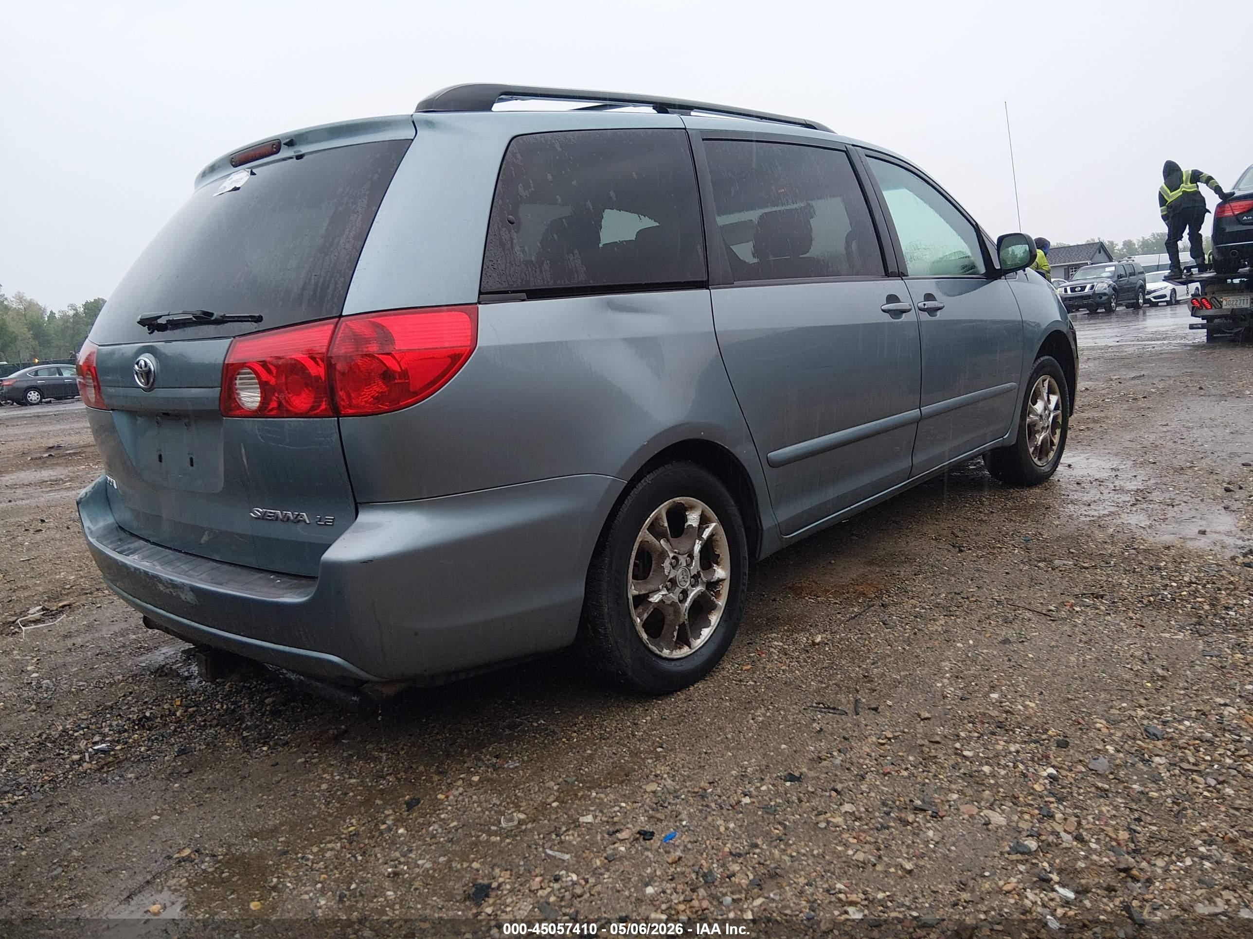 TOYOTA SIENNA image 4