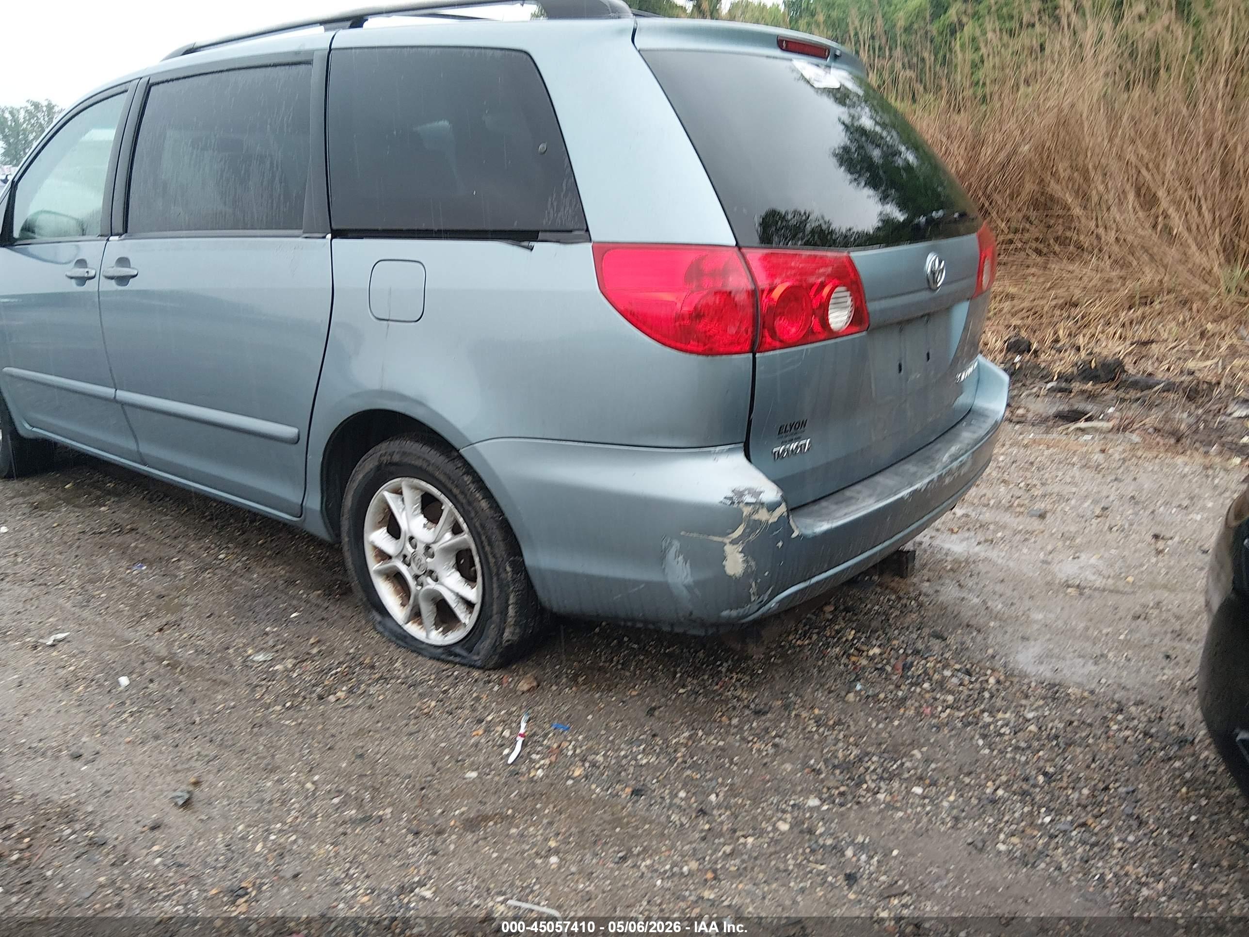 TOYOTA SIENNA image 6