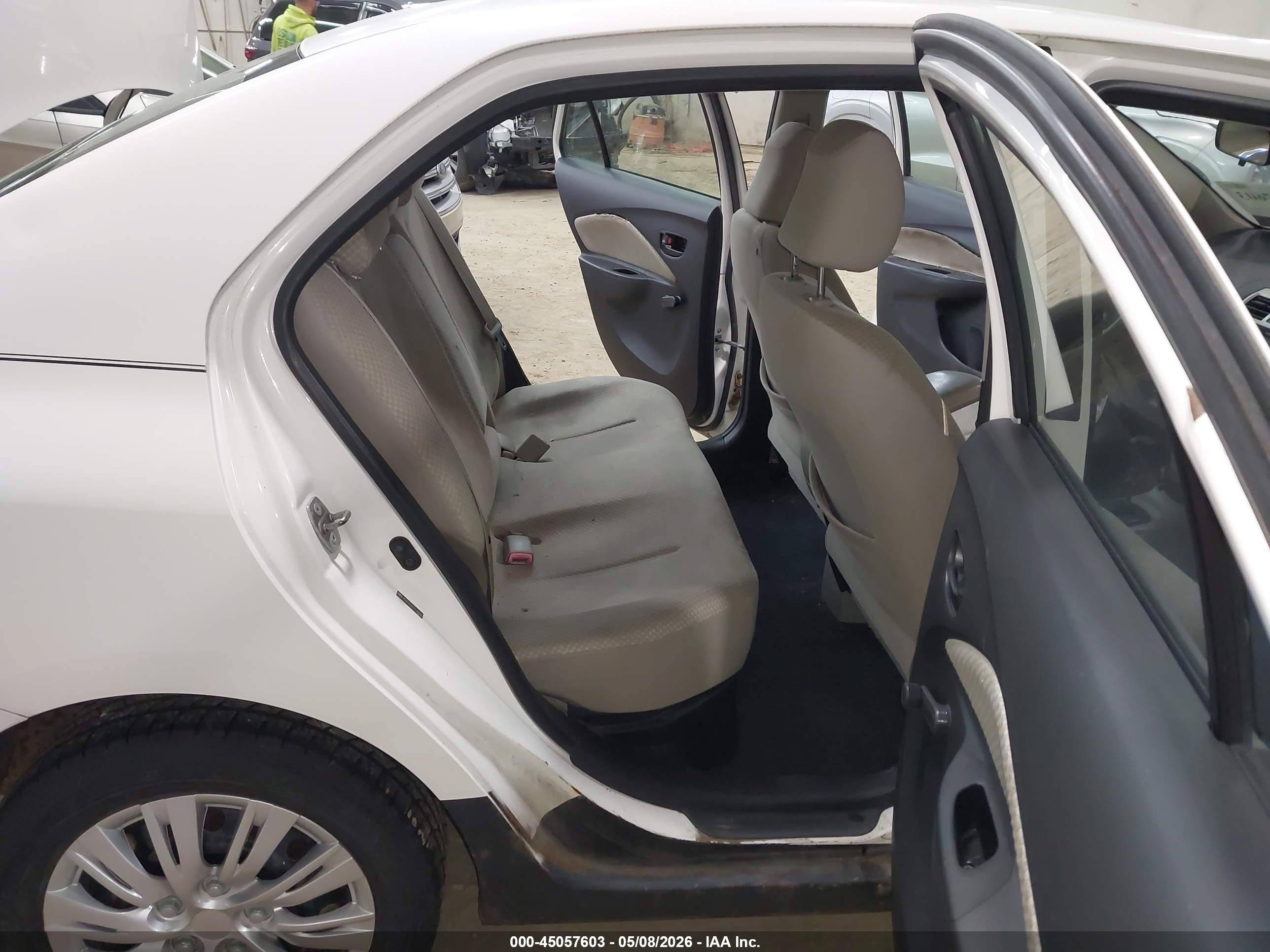 TOYOTA YARIS image 8