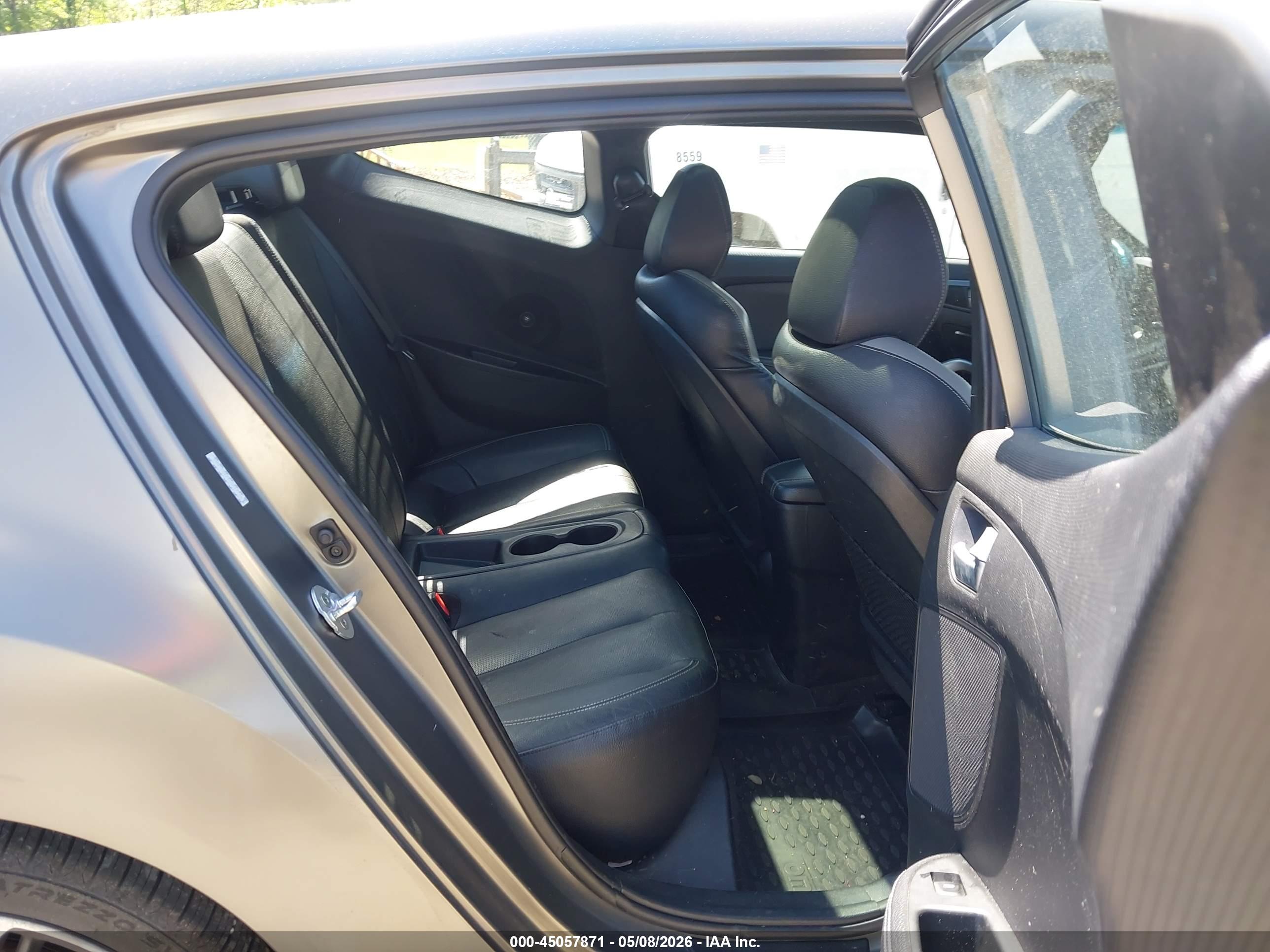 HYUNDAI VELOSTER image 8