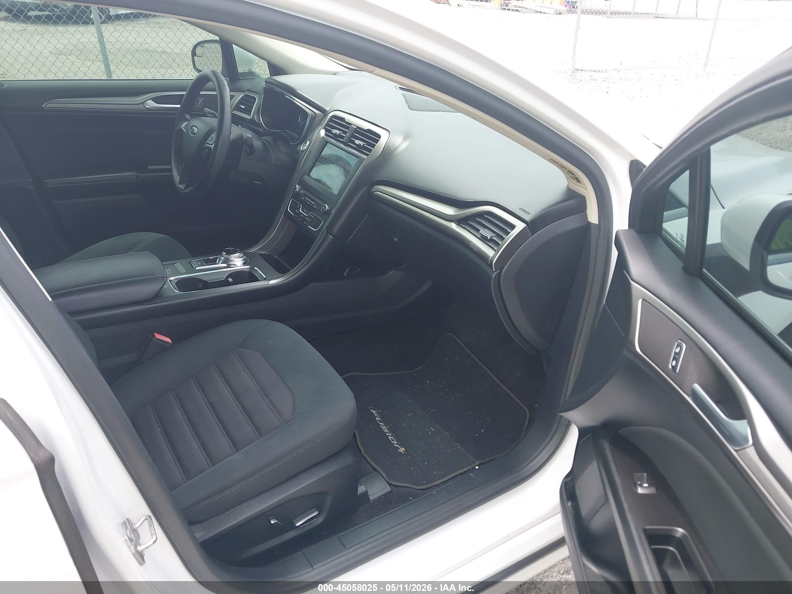 FORD FUSION image 5