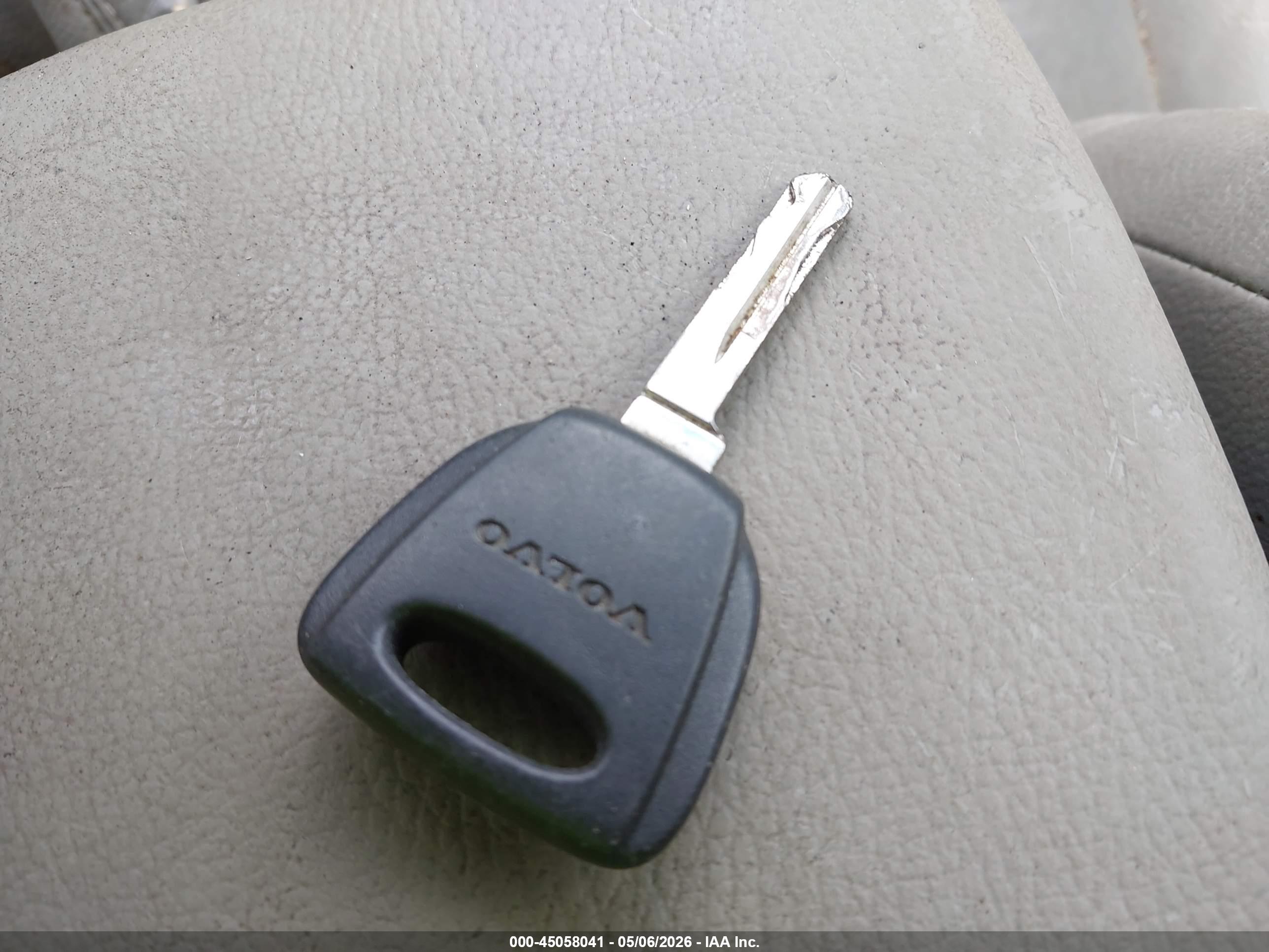 VOLVO XC70 image 11