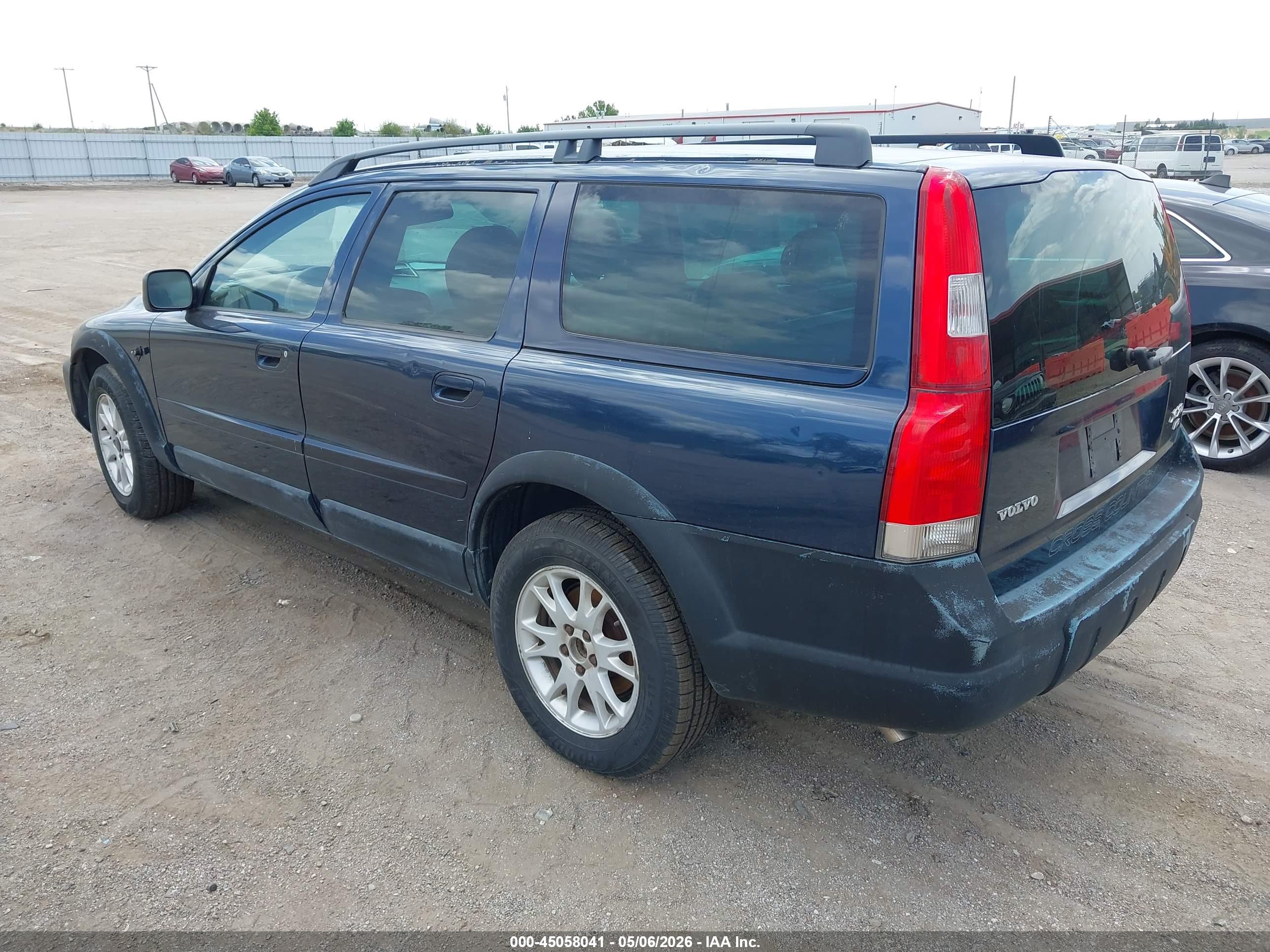 VOLVO XC70 image 3