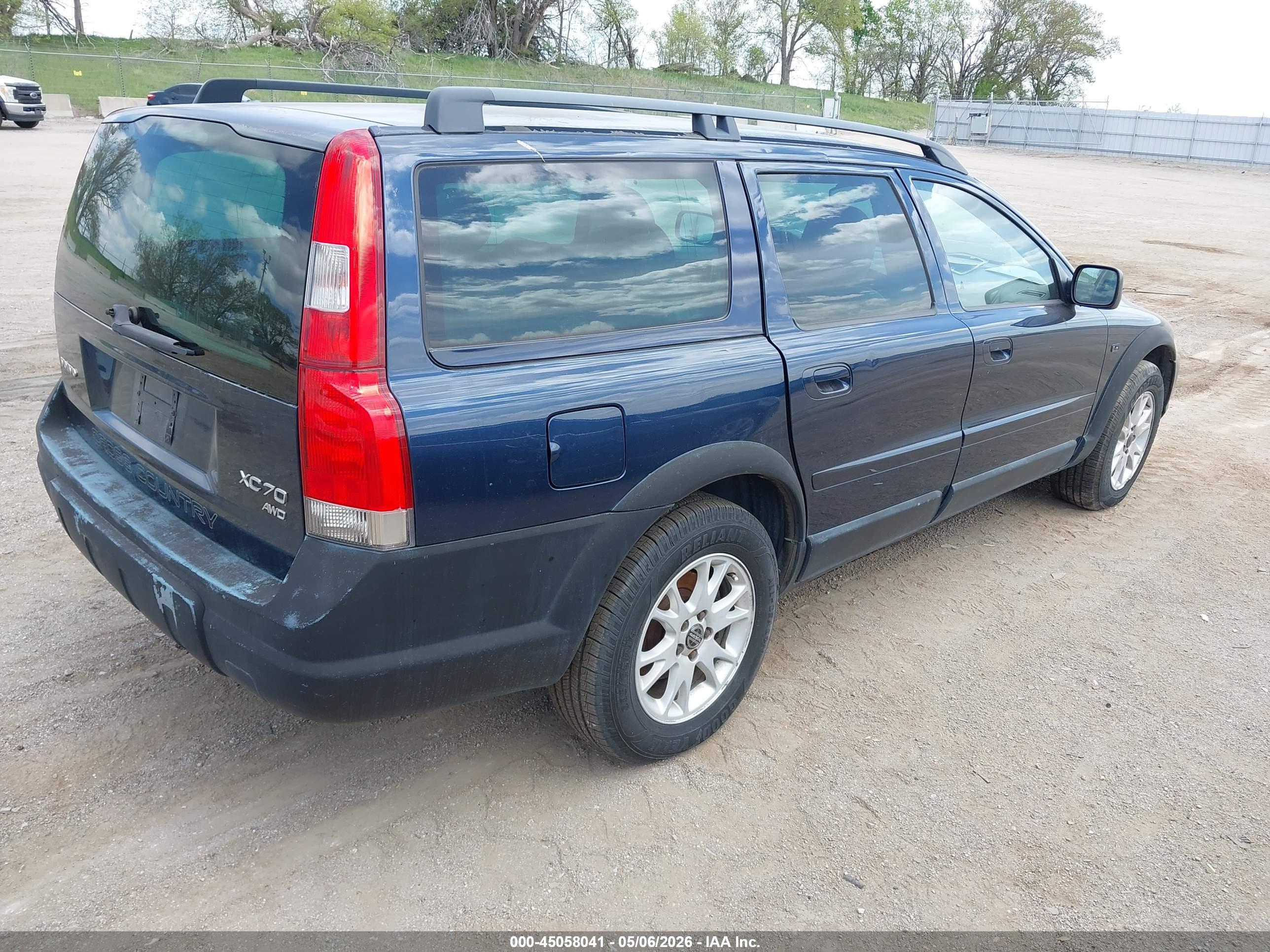 VOLVO XC70 image 4