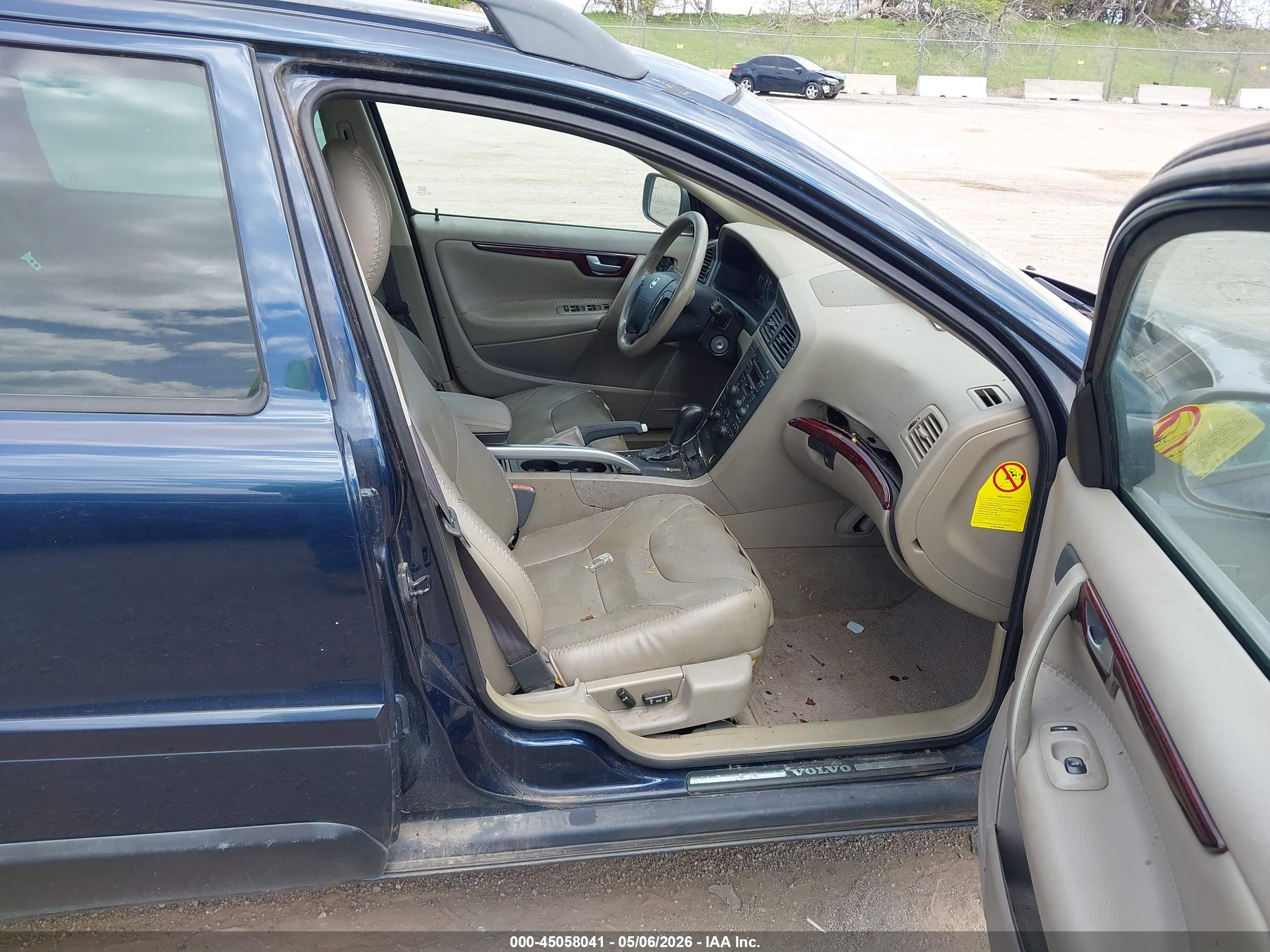 VOLVO XC70 image 5