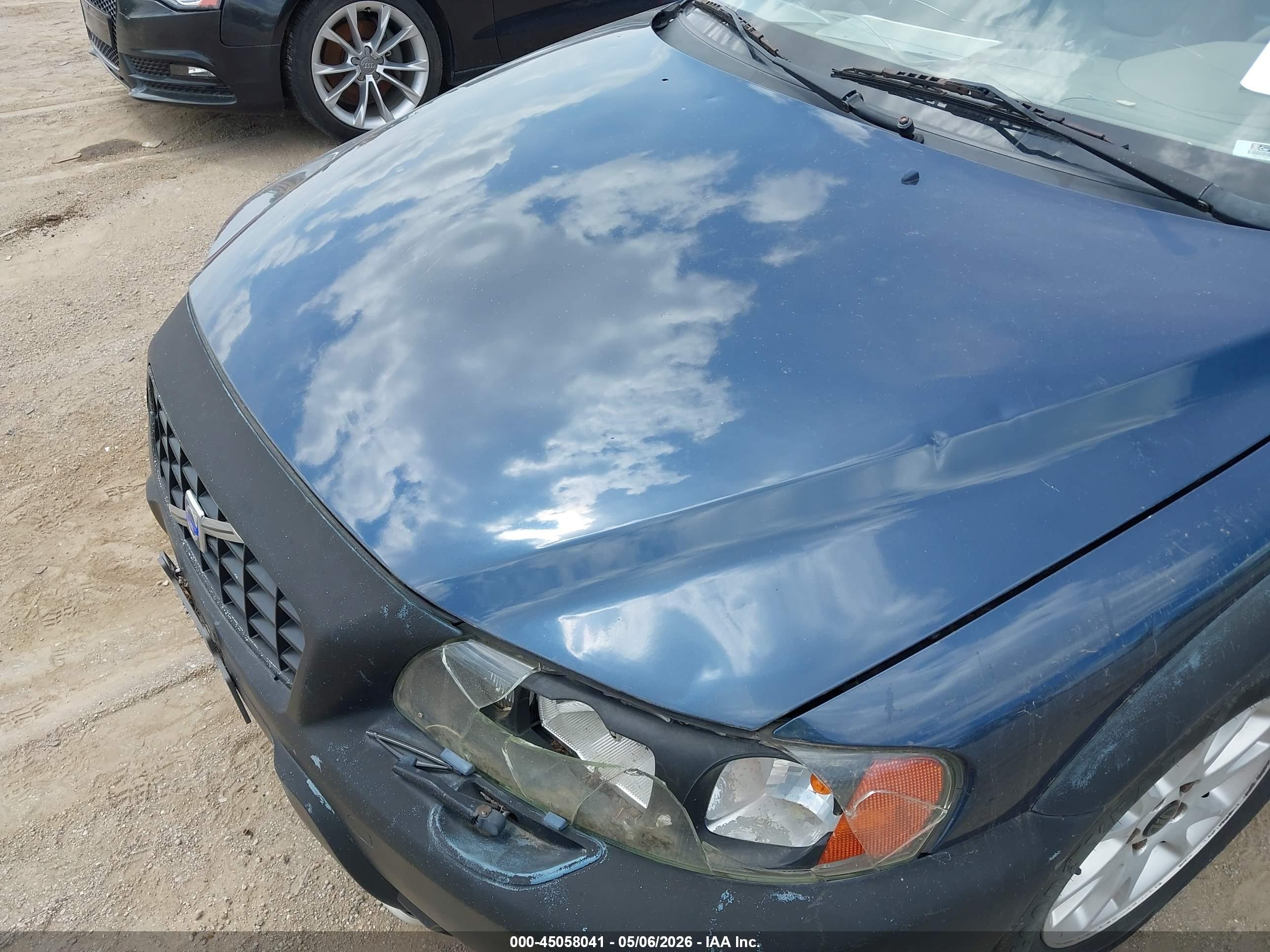 VOLVO XC70 image 6