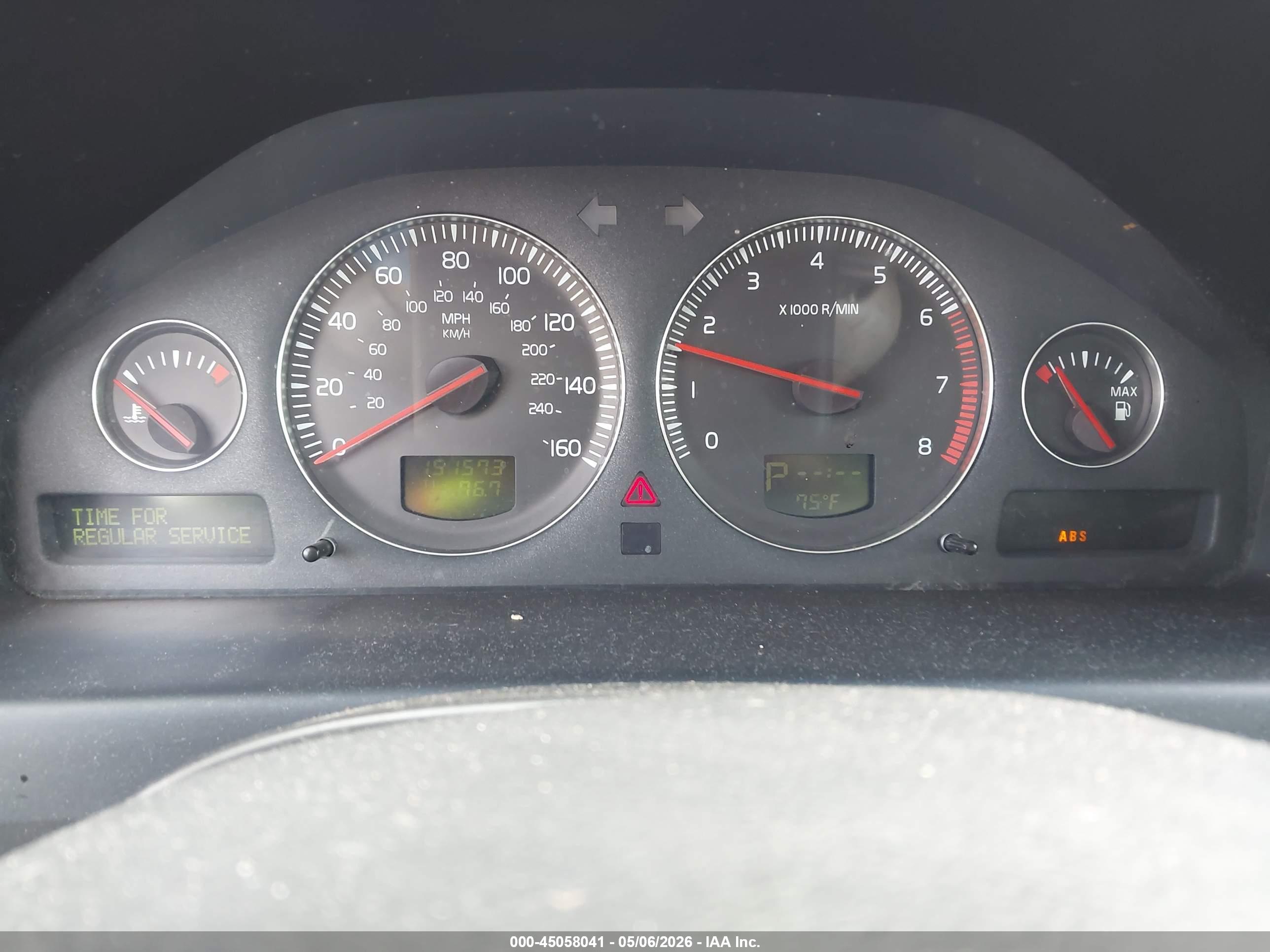 VOLVO XC70 image 7