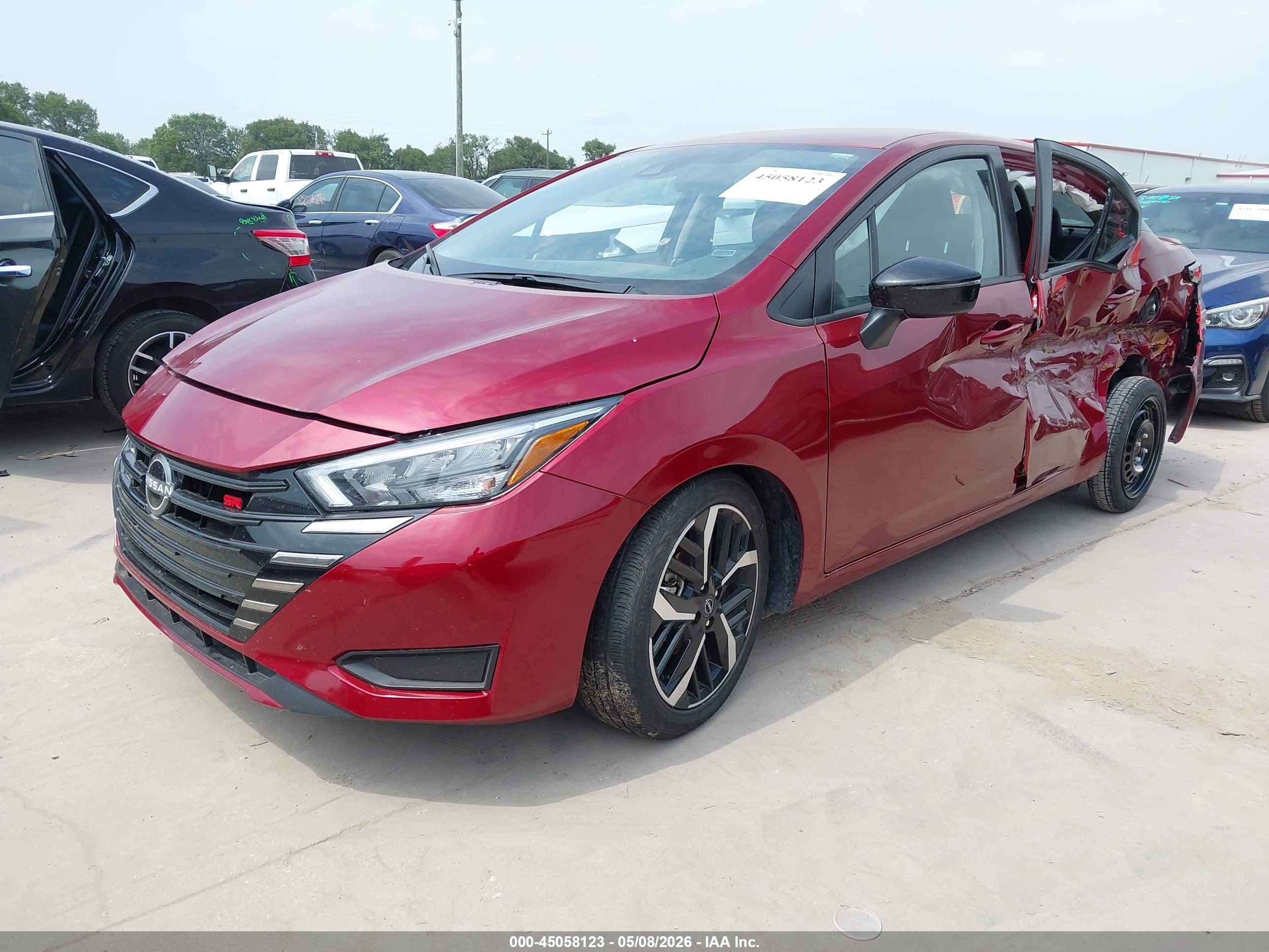 NISSAN VERSA image 2