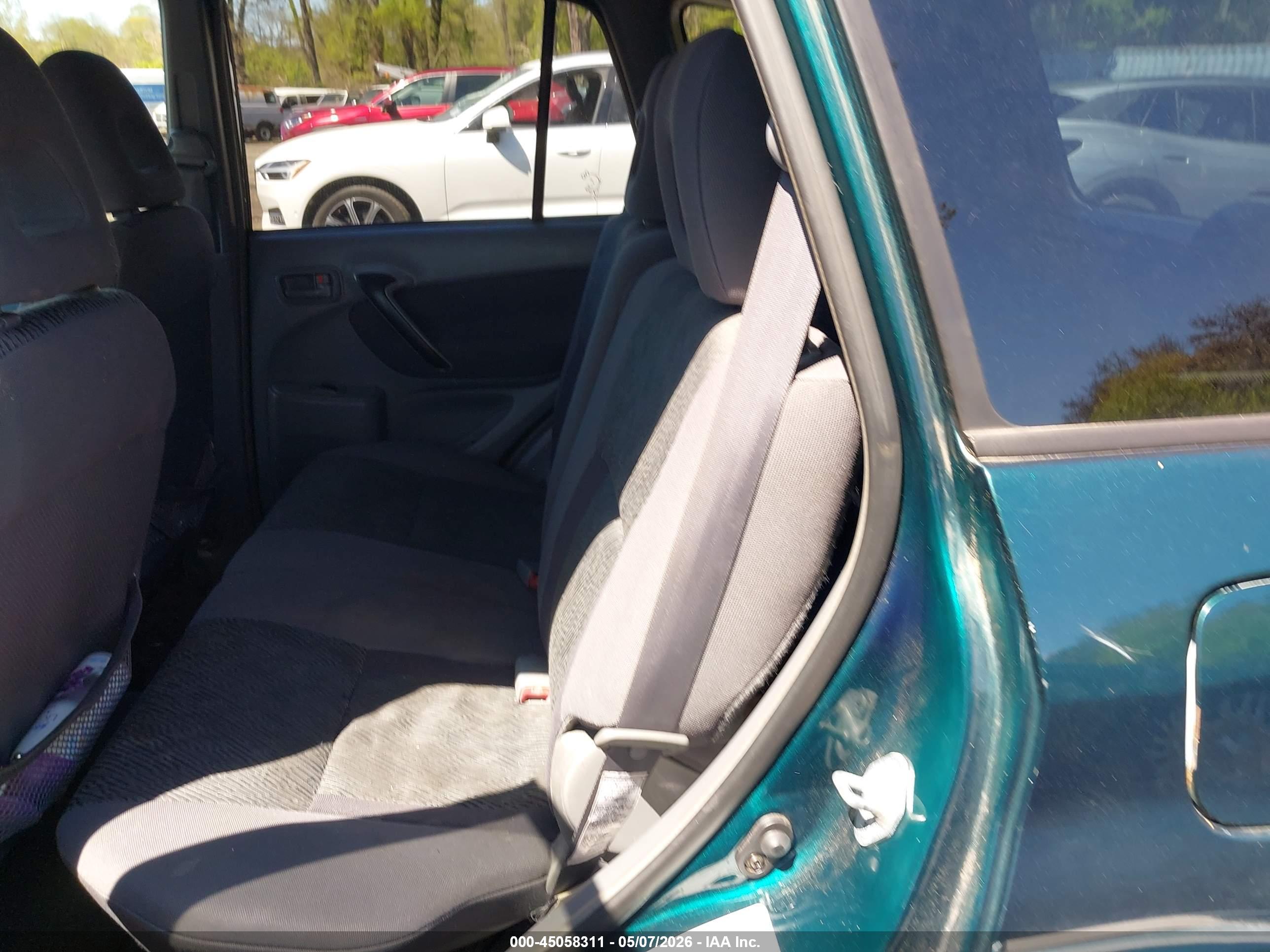 TOYOTA RAV4 image 8