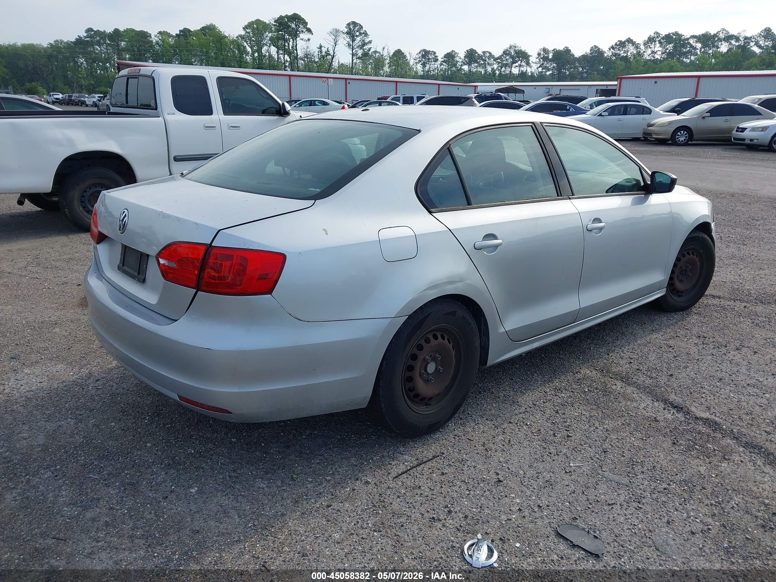 VOLKSWAGEN JETTA image 4