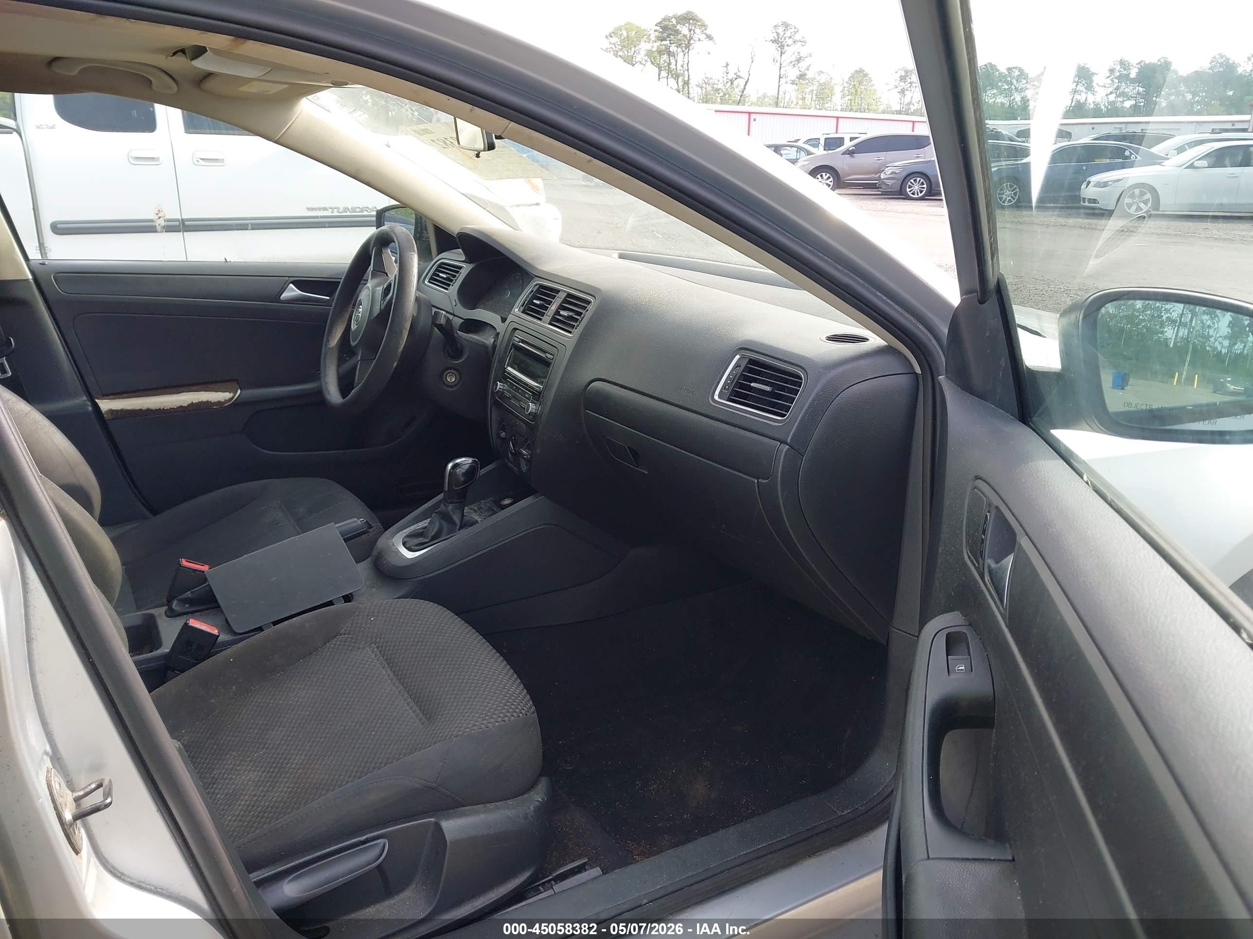 VOLKSWAGEN JETTA image 5
