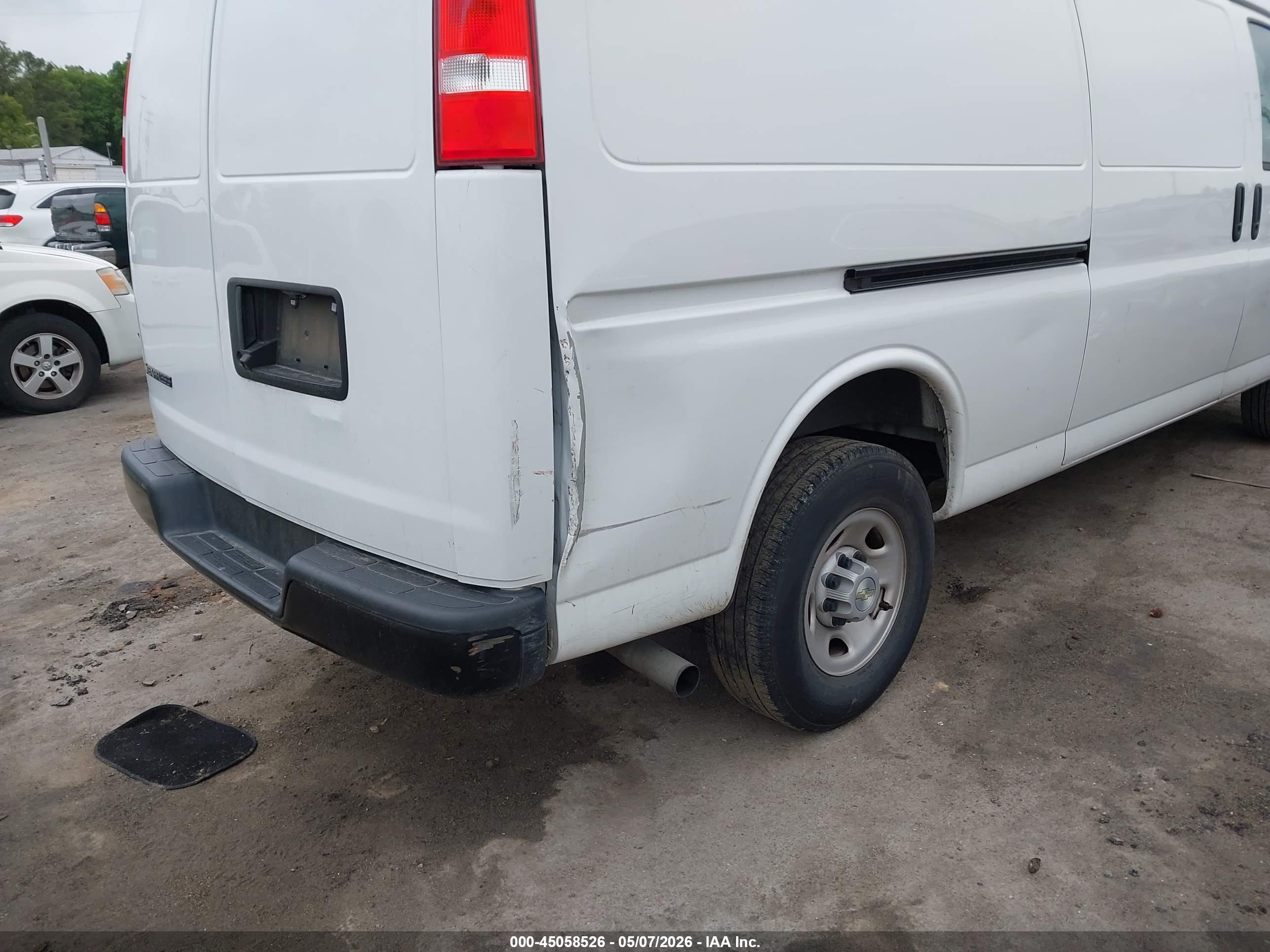 CHEVROLET EXPRESS image 6