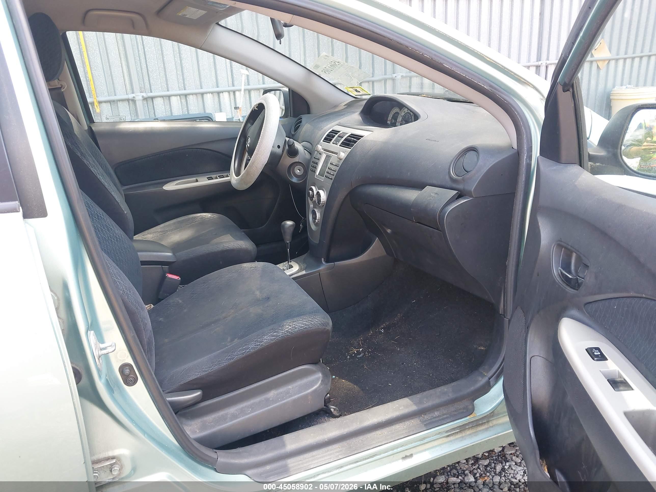 TOYOTA YARIS image 5