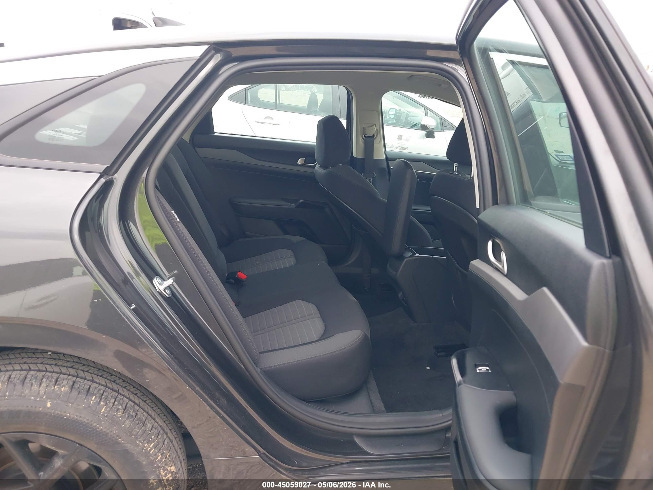 KIA K5 image 8