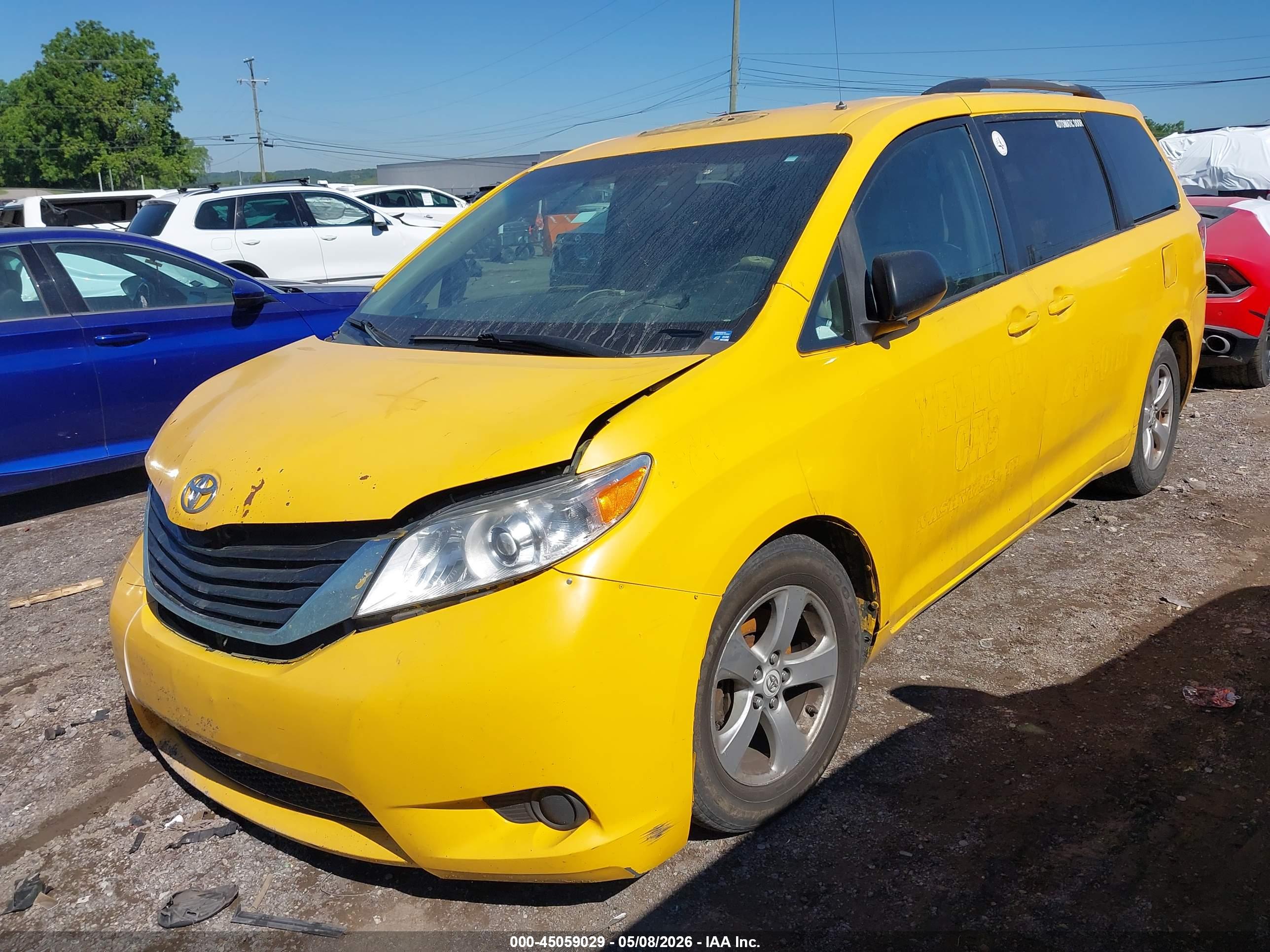TOYOTA SIENNA image 2
