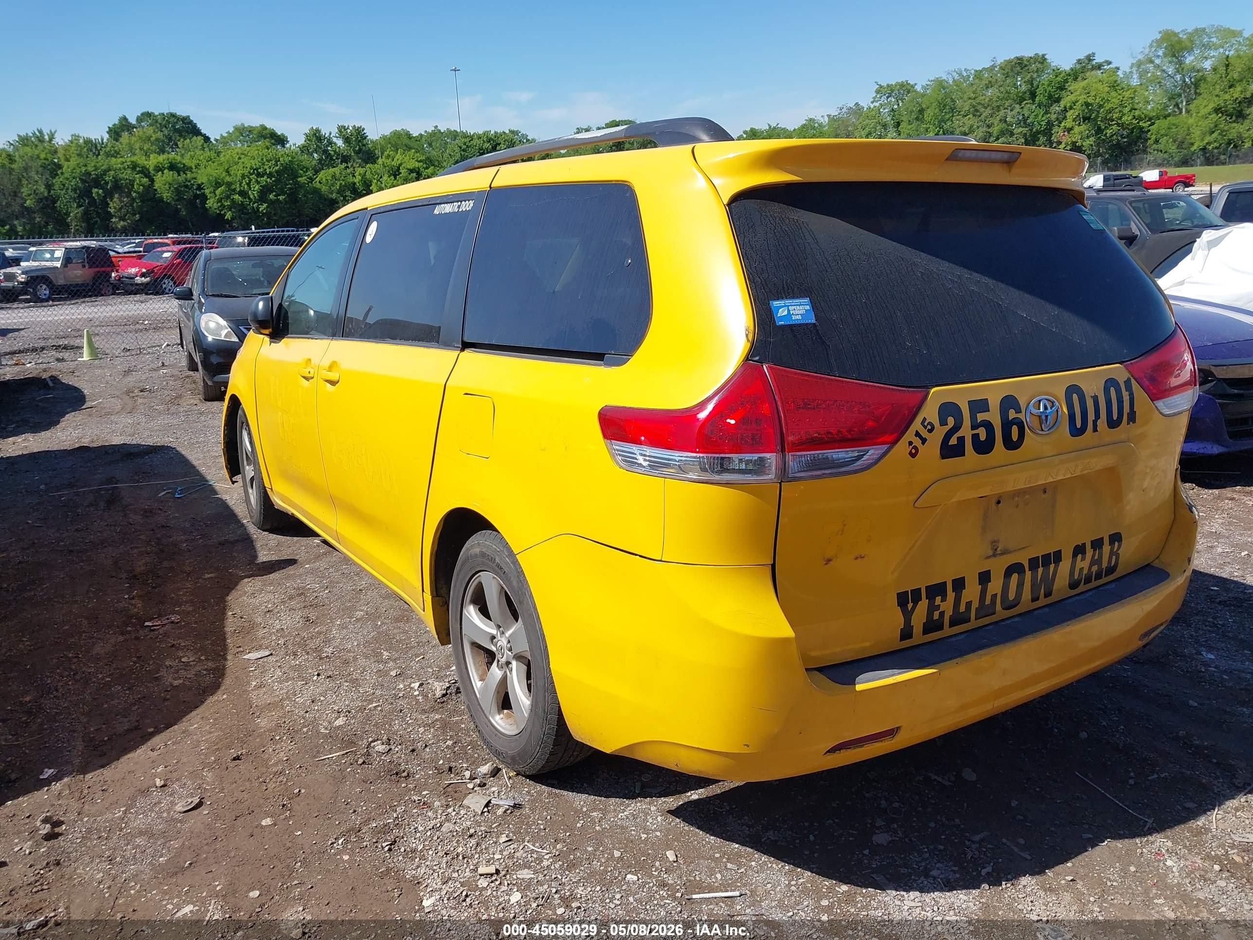TOYOTA SIENNA image 3