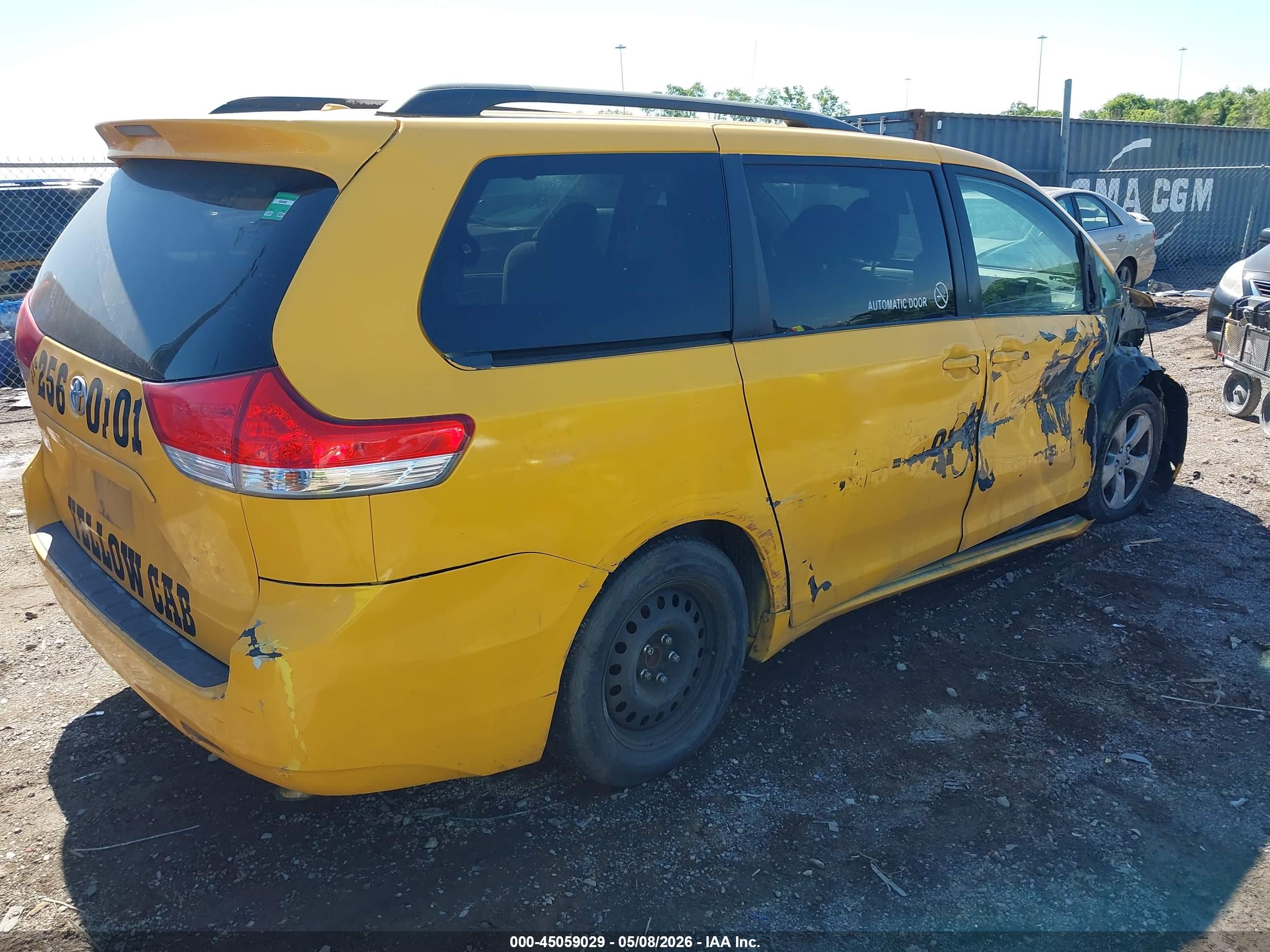 TOYOTA SIENNA image 4