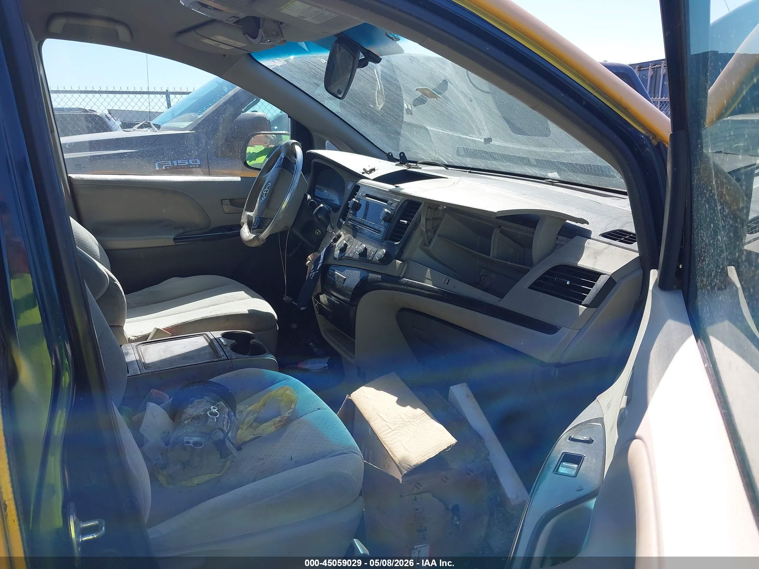 TOYOTA SIENNA image 5
