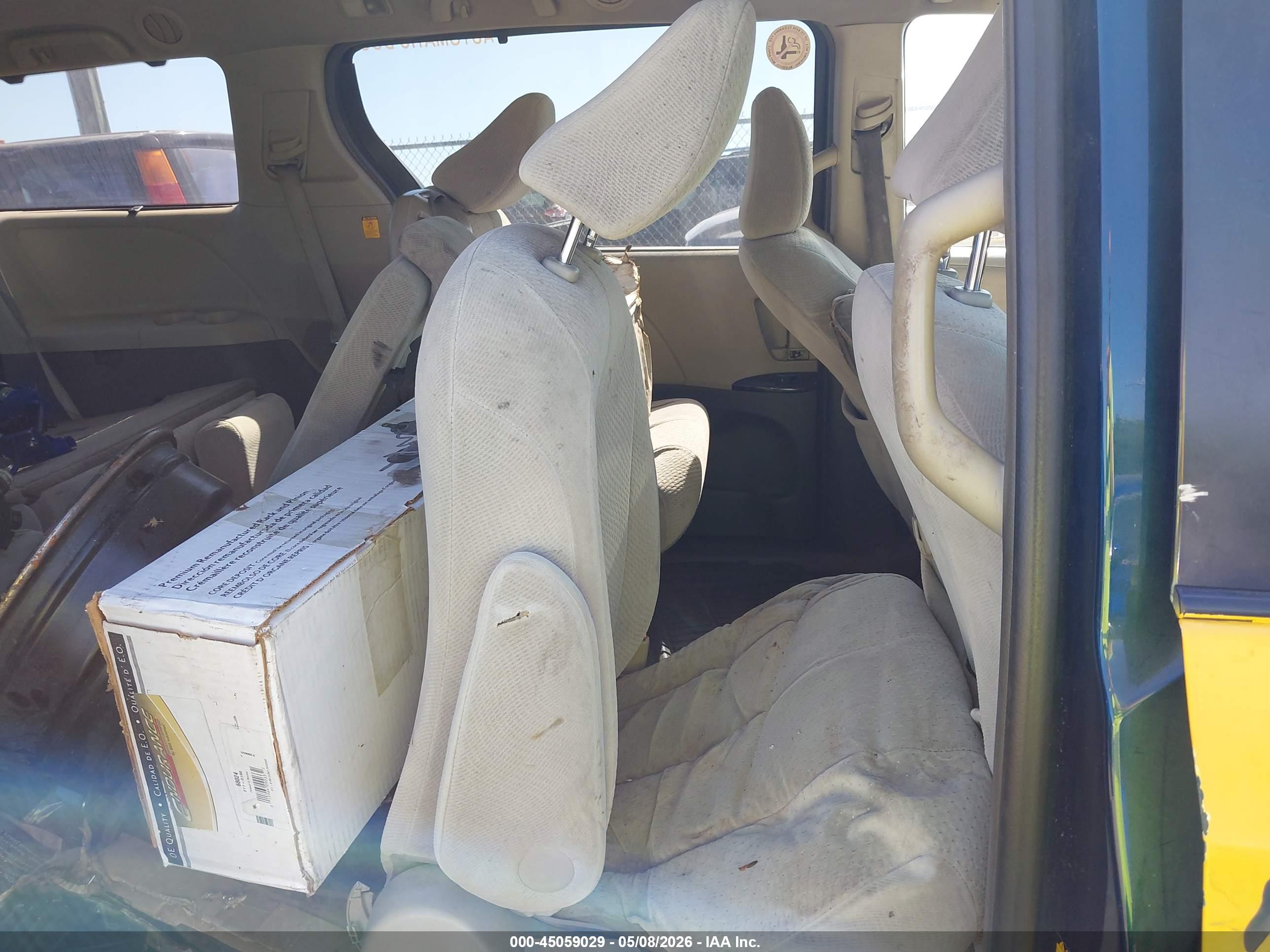 TOYOTA SIENNA image 8