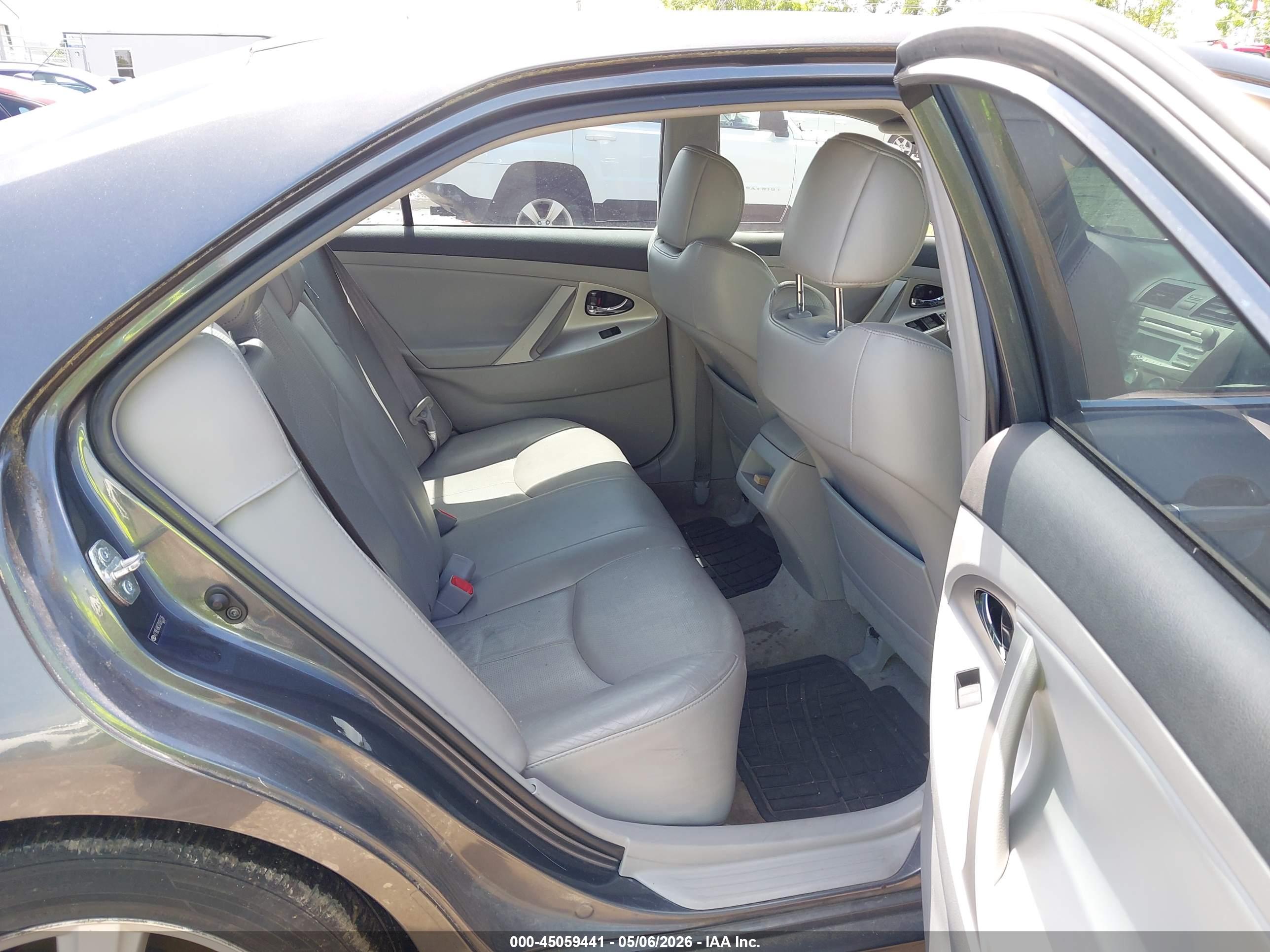 TOYOTA CAMRY image 8
