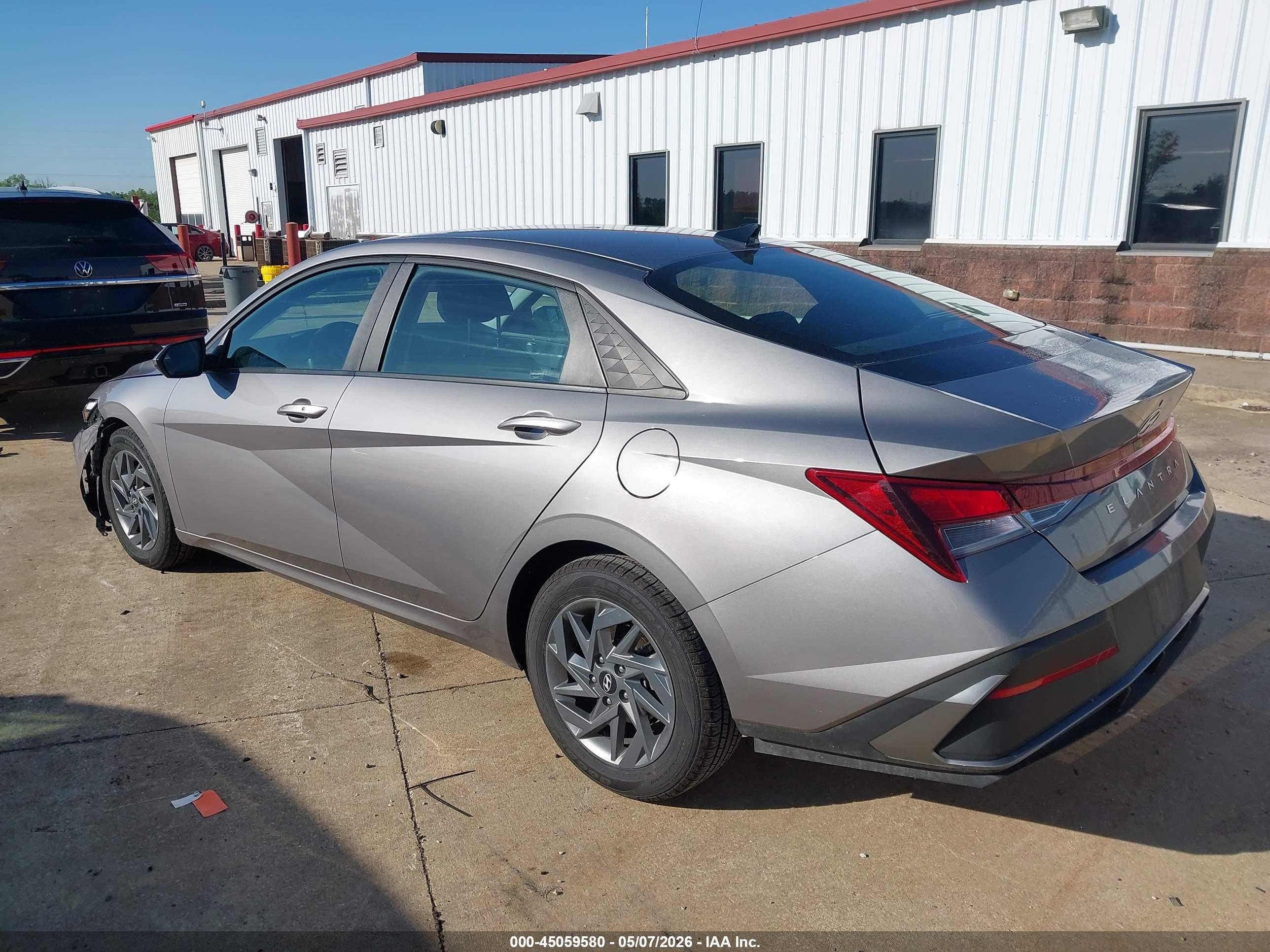 HYUNDAI ELANTRA image 3