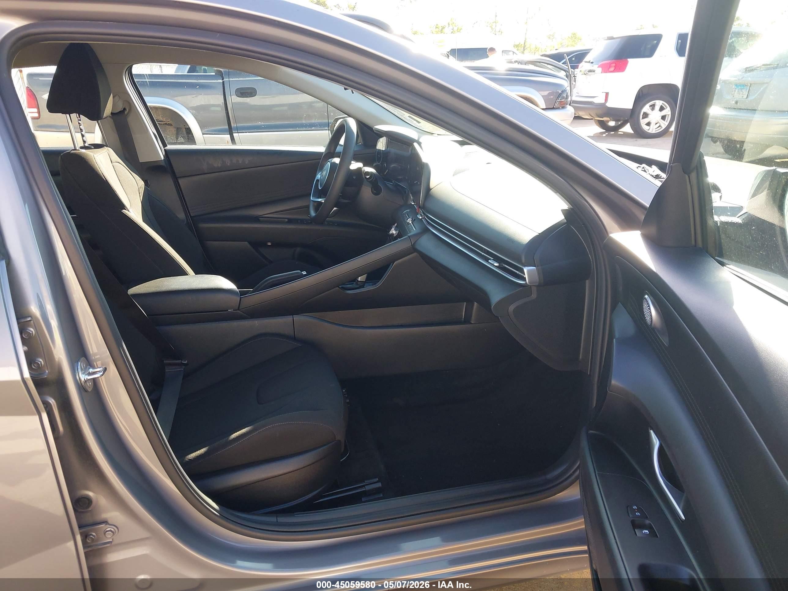 HYUNDAI ELANTRA image 5