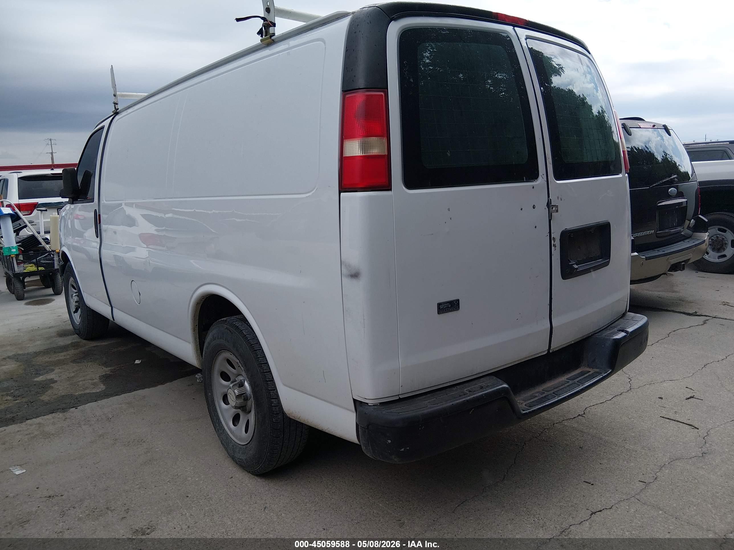 CHEVROLET EXPRESS image 3