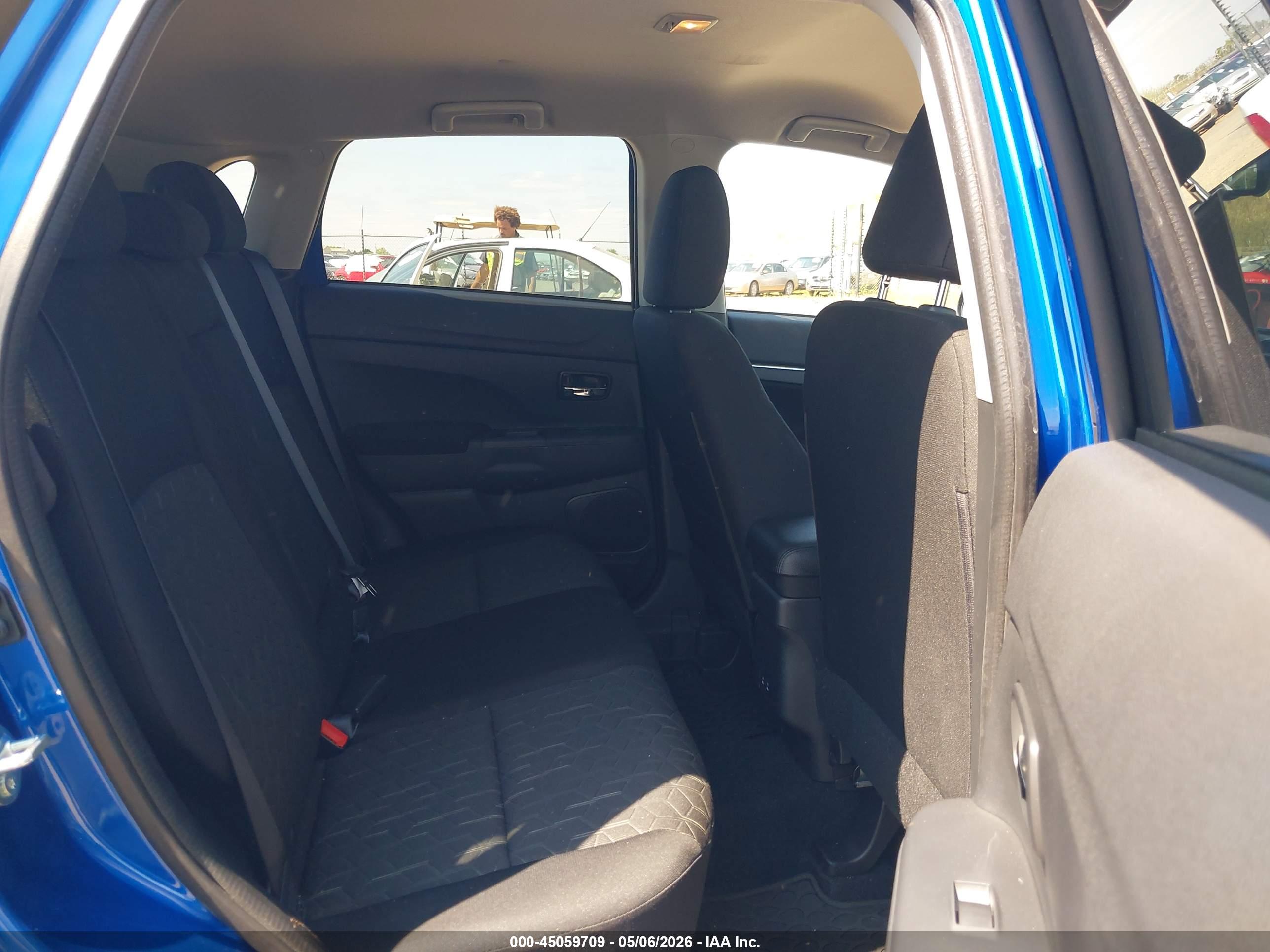 MITSUBISHI OUTLANDER image 8