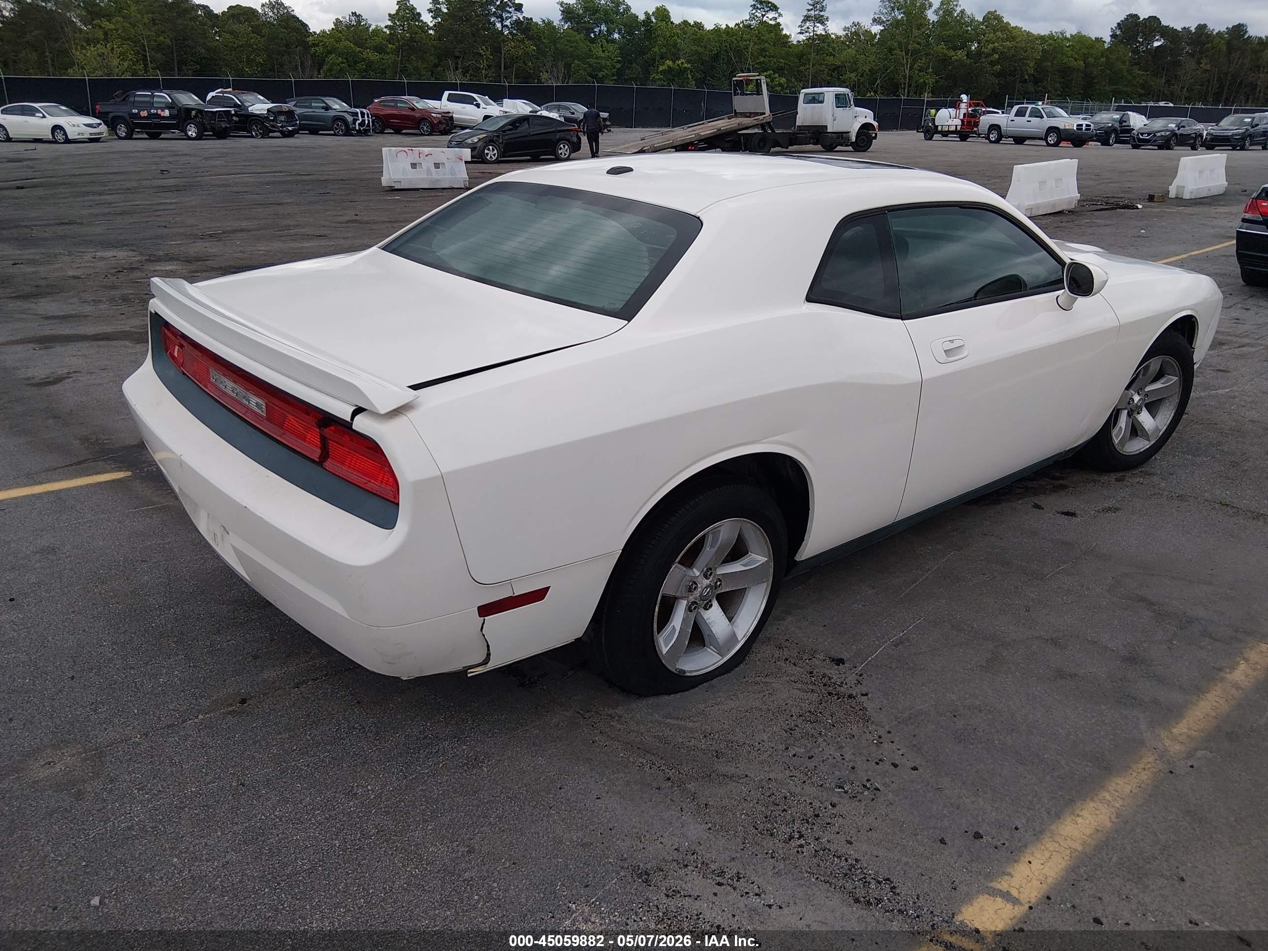 DODGE CHALLENGER image 4